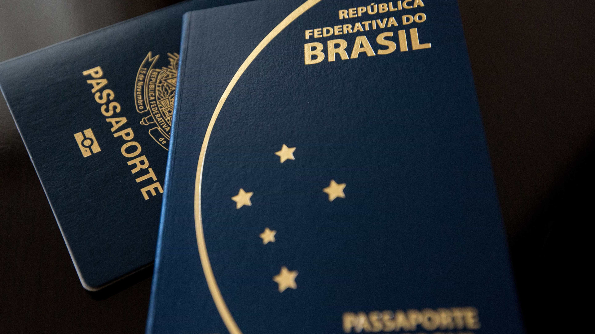 Sem novos passaportes, companhias aéreas 
permitem troca sem multa