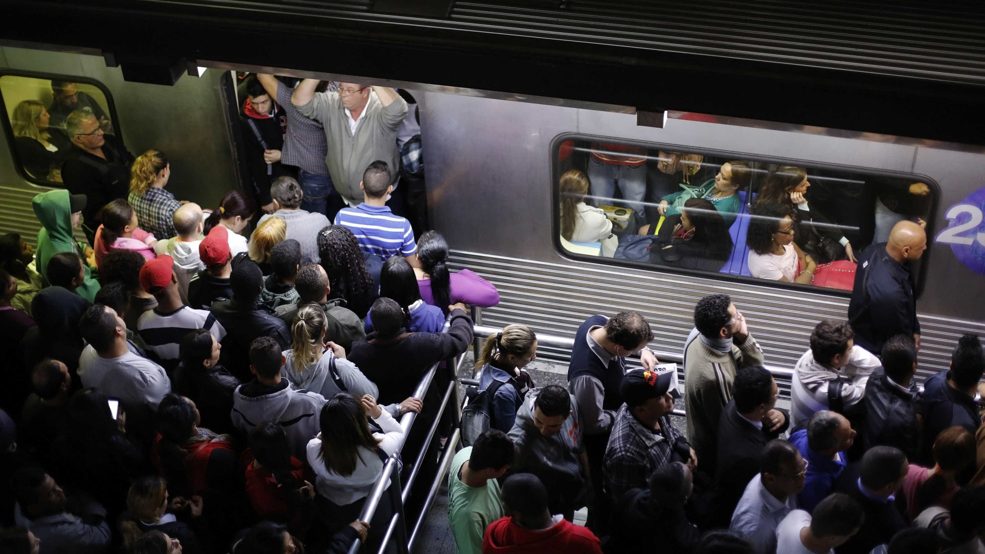 Homem esfaqueia adolescente após discussão no metrô de São Paulo