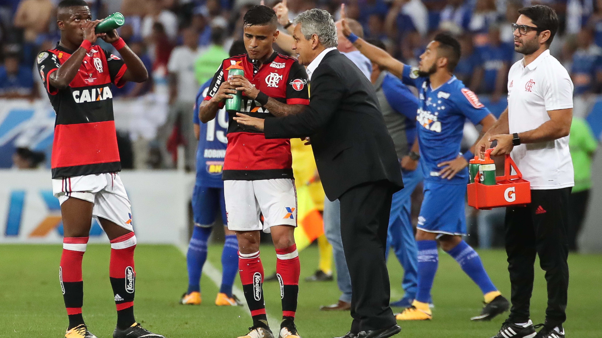 'Sem goleiro', Flamengo tem 20 dias para resolver dilema