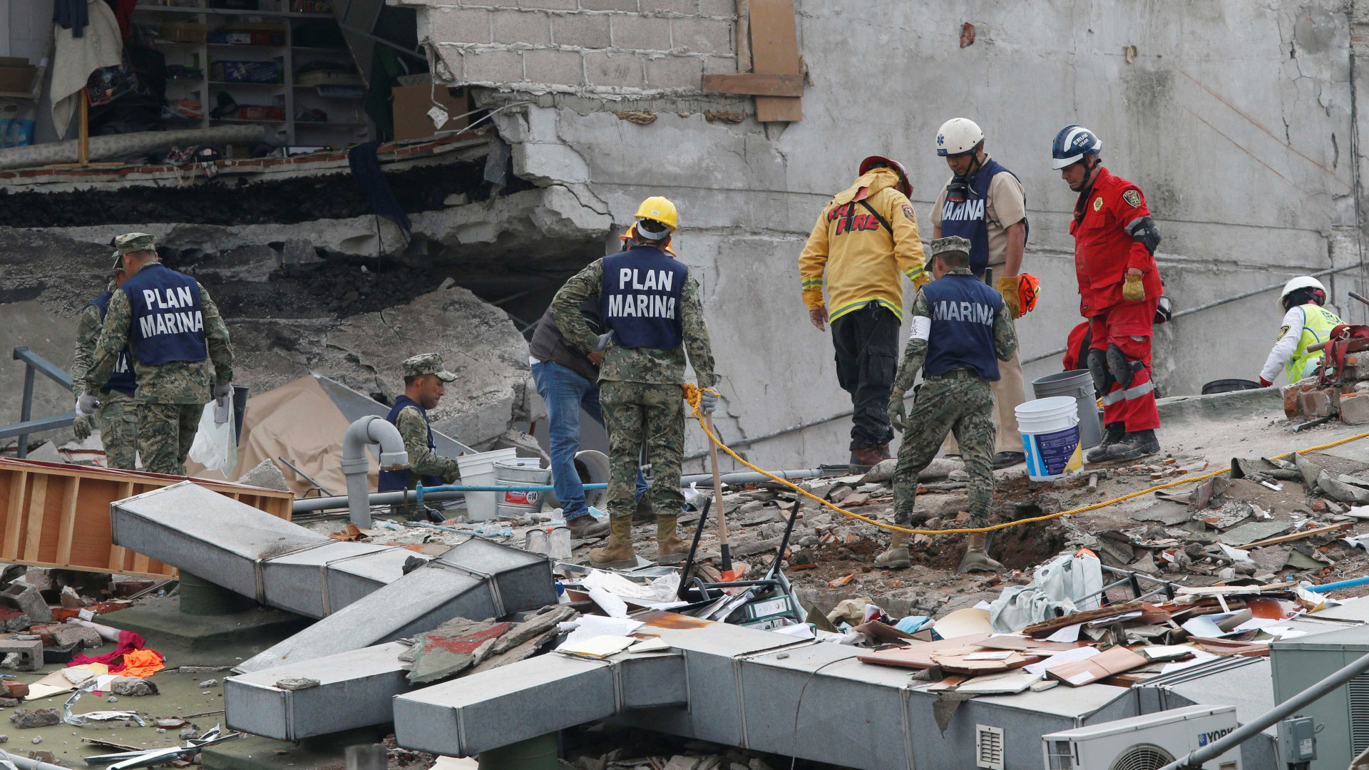 México volta atrás e nega que há menina sob escombros