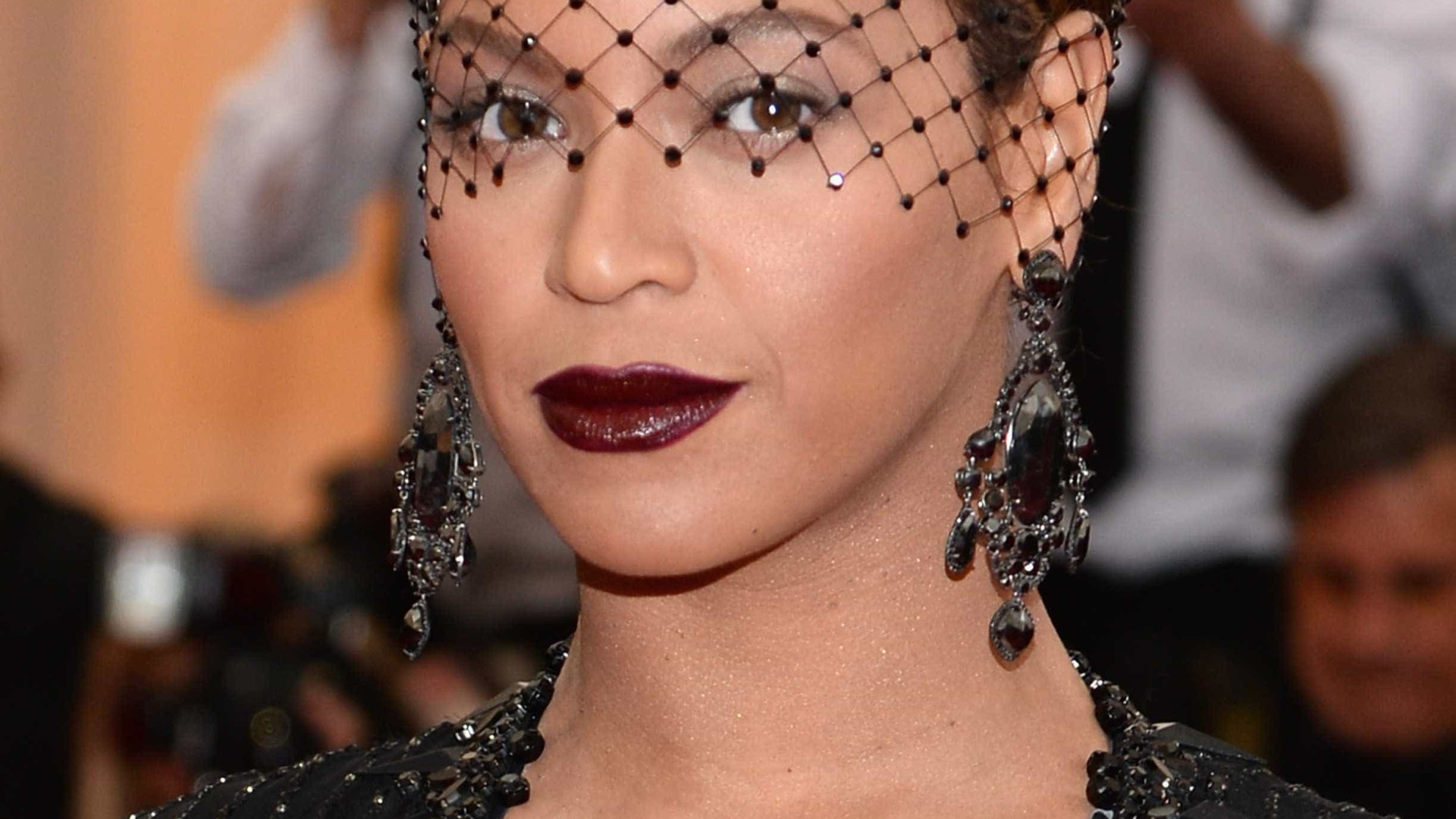 Beyoncé usa look sensual '`a vácuo' em evento