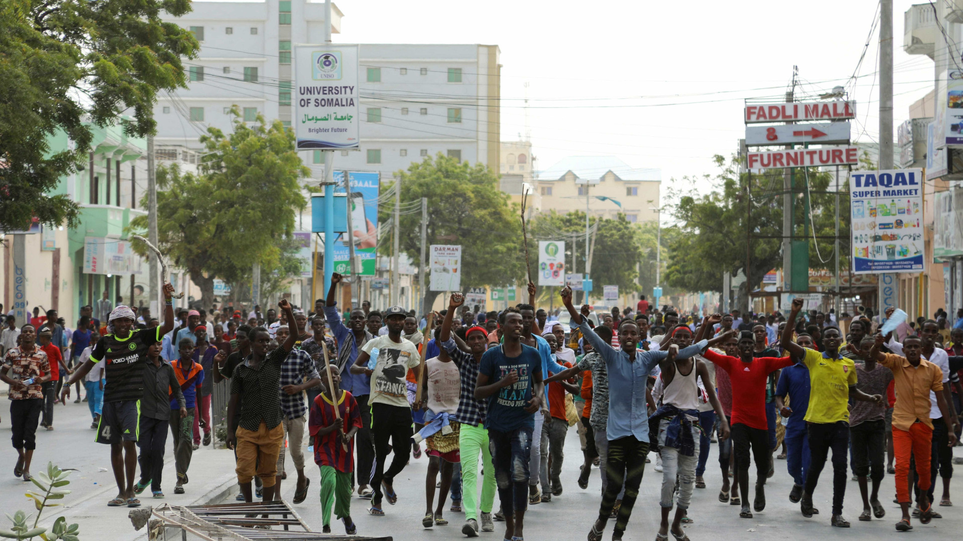 Milhares protestam na Somália contra atentado que matou 300