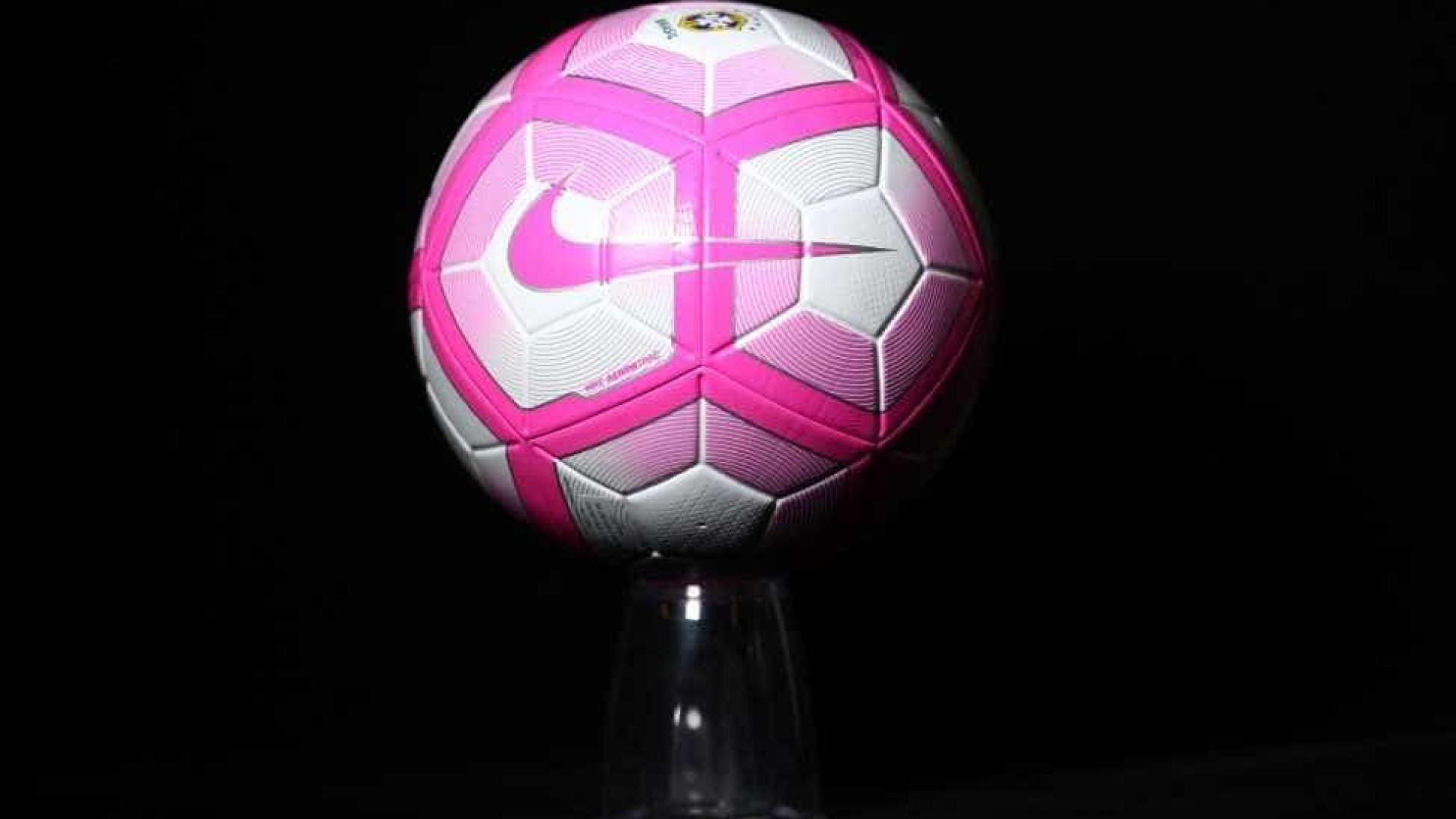 Bola do Outubro Rosa será usada no Brasileirão