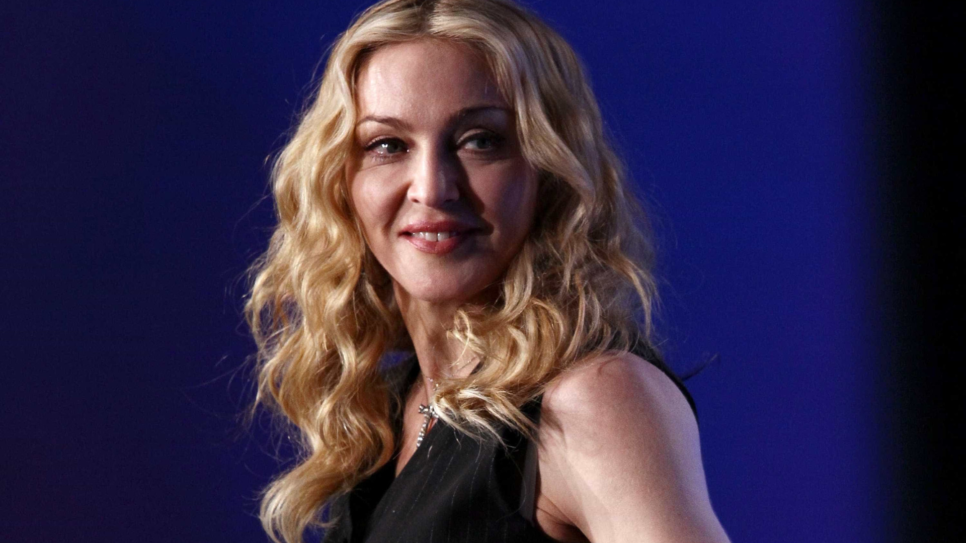 Madonna polemiza ao visitar comunidade do Rio vestindo look militar