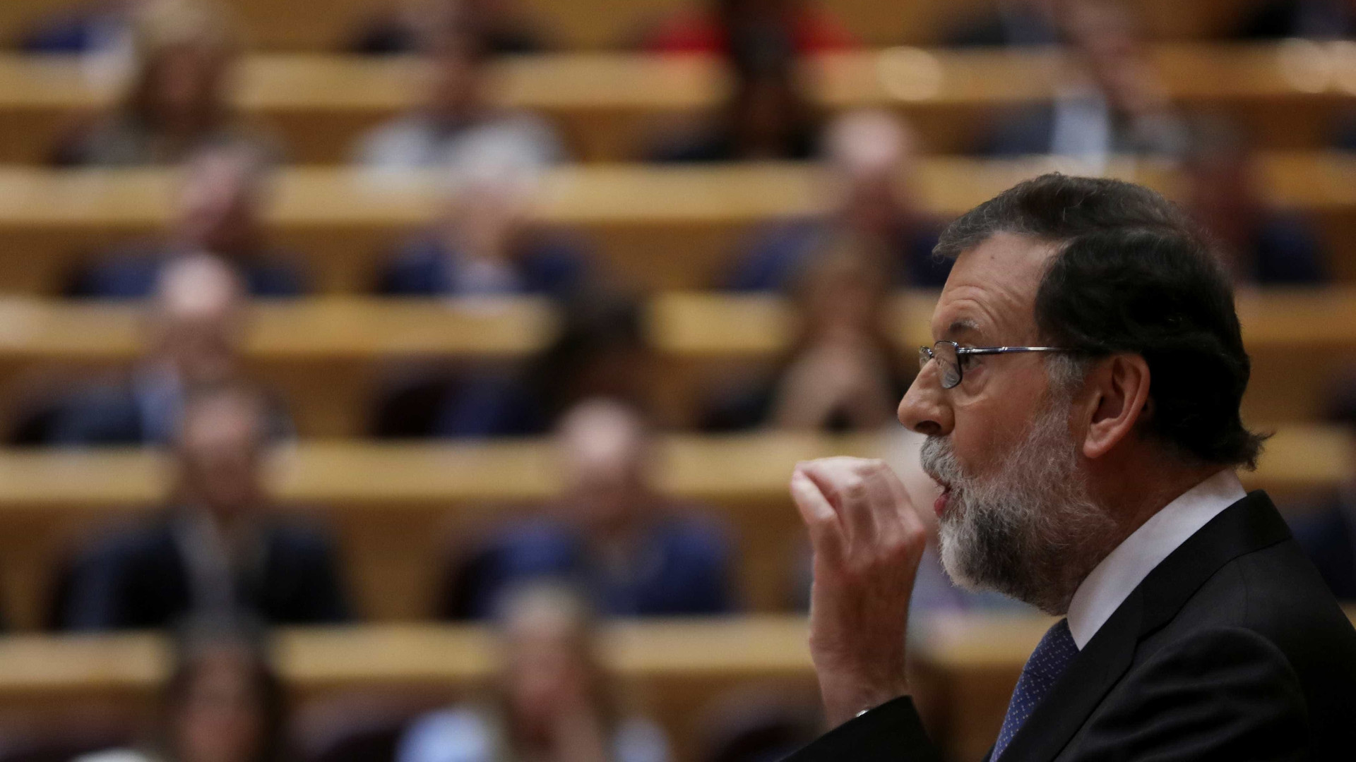 Premier espanhol destitui governo catalão e anuncia eleições