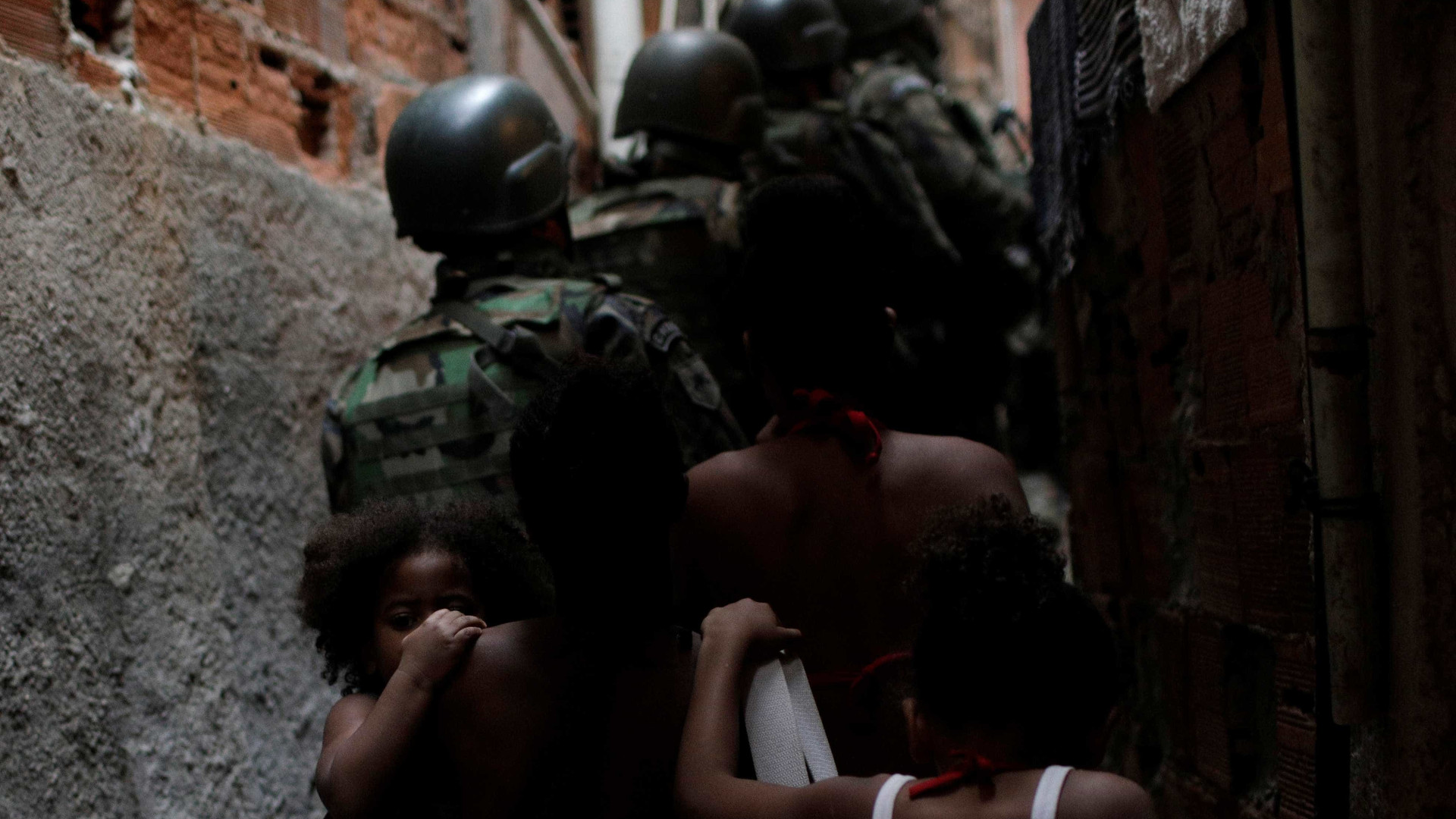 Chacina em baile funk deixa ao menos sete mortos no Rio