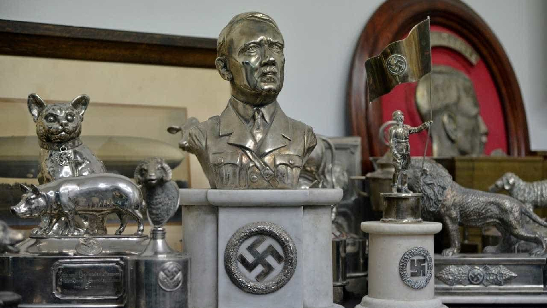 Após protestos, museu na Indonésia retira estátua de Hitler