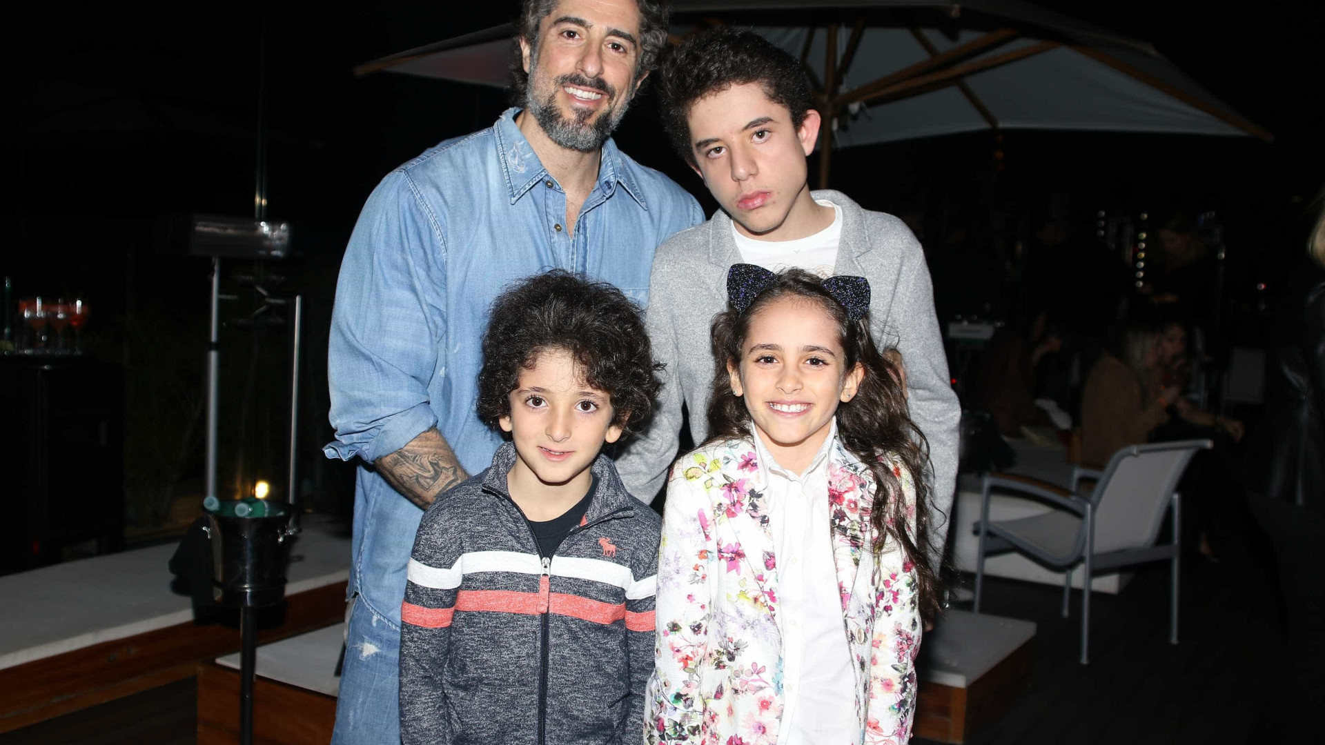 Marcos Mion leva os três filhos para curtir show em São Paulo