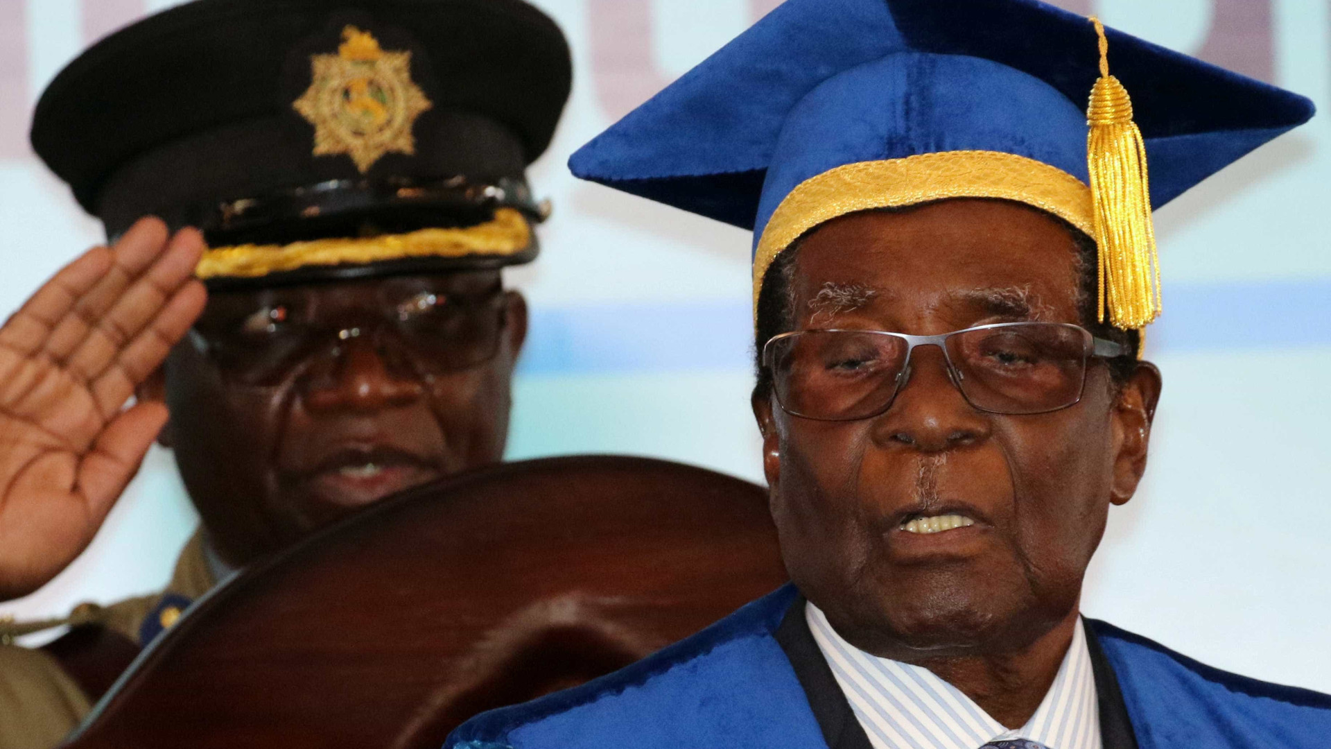 Zimbábue: Mugabe é demitido da liderança do partido