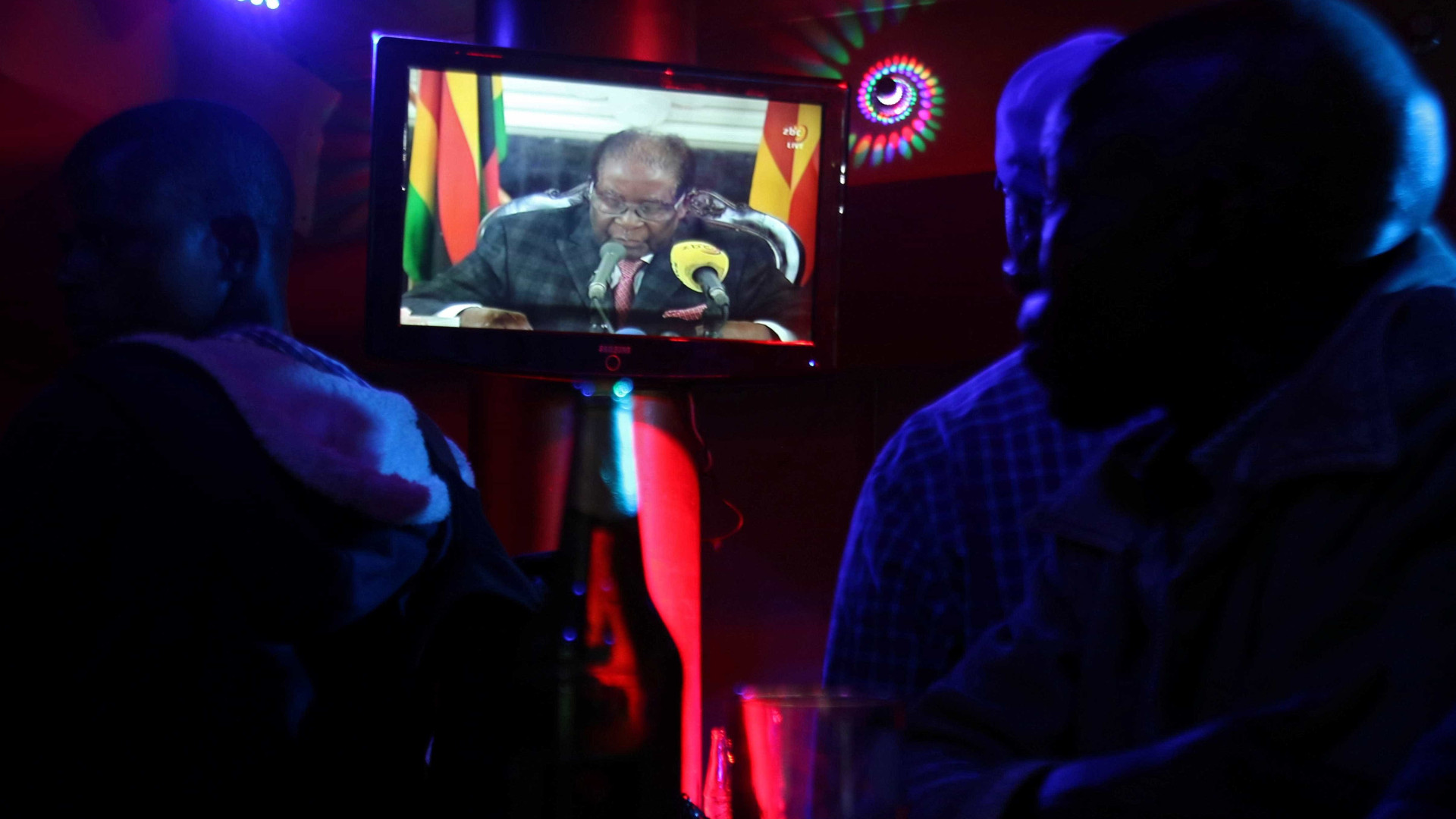 Mugabe ignora pedidos de renúncia à presidência em discurso na TV