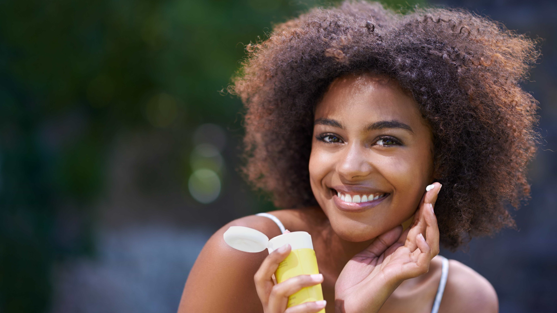 5 truques para controlar a oleosidade da pele nos dias quentes