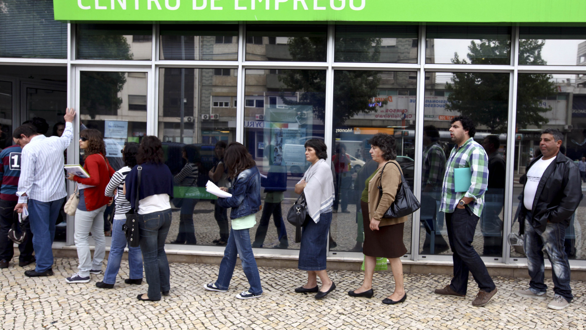 Covid-19: Mesmo com aperto de restrições, desemprego cai em Portugal