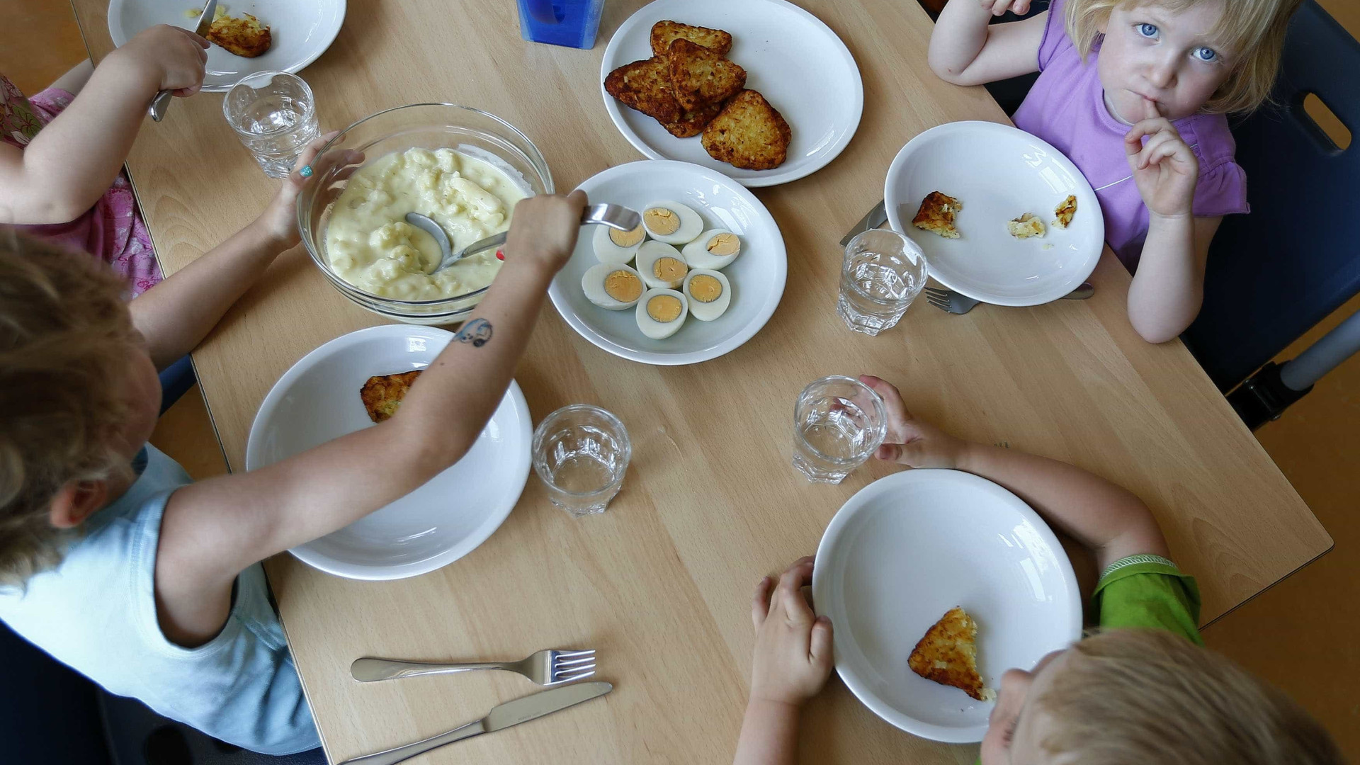 Escola onde criança desmaiou de fome agora oferece almoço aos alunos