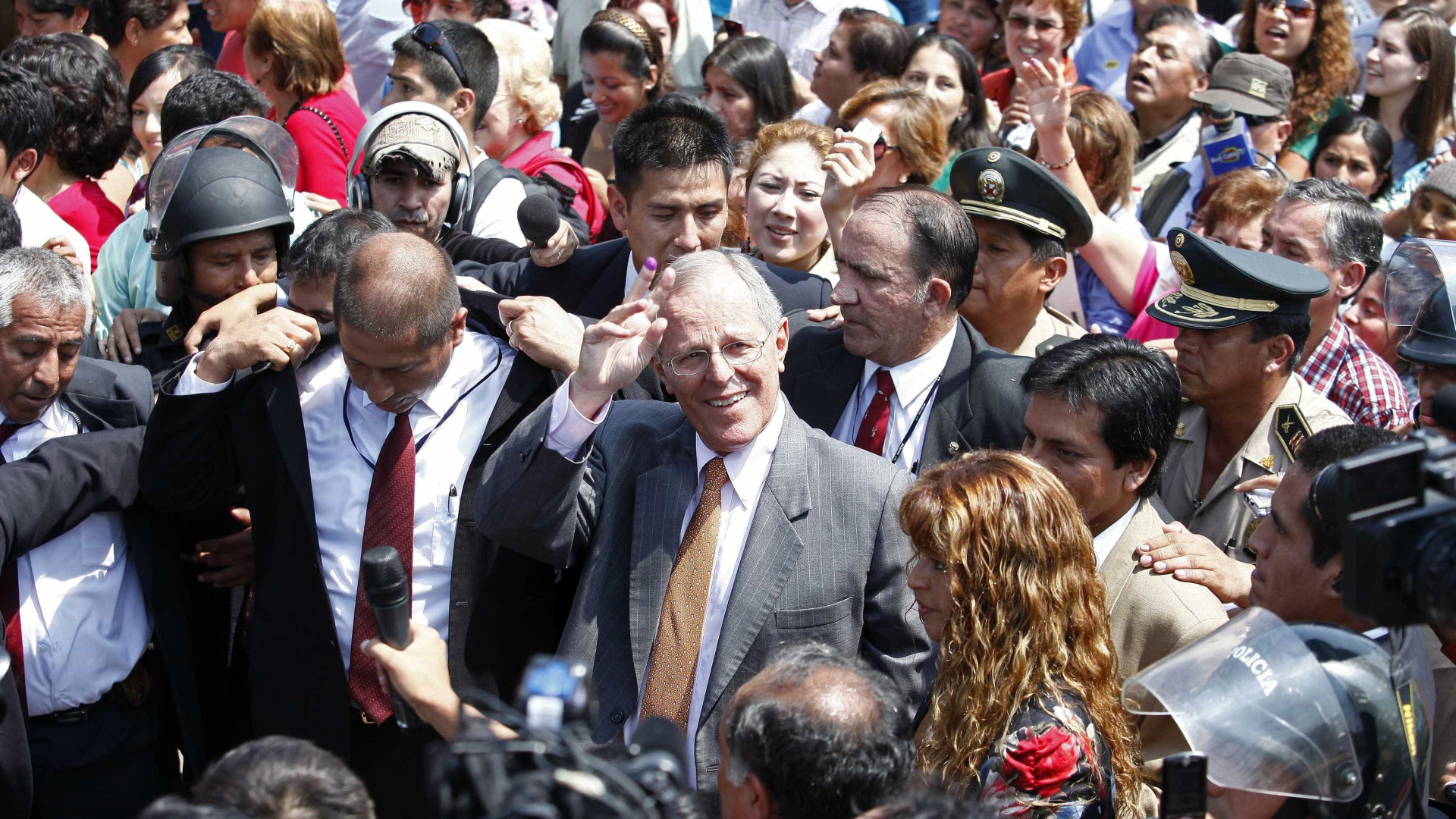 Impeachment de presidente do Peru avança no Congresso