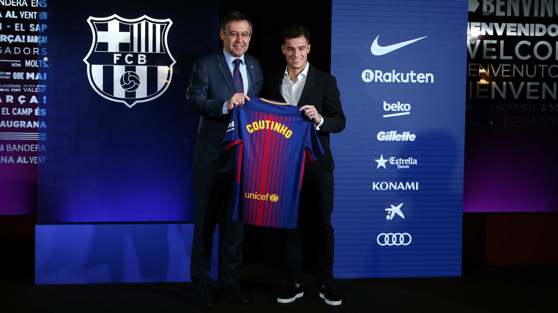 Coutinho assina contrato e é apresentado pelo Barcelona no Camp Nou