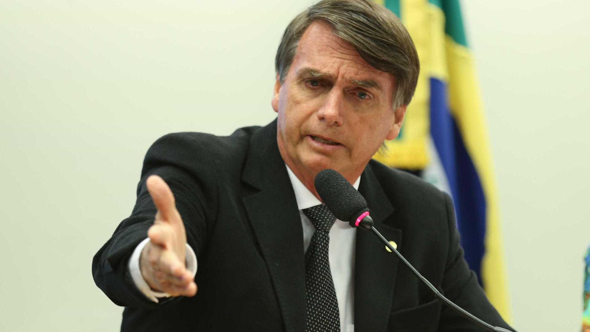 Bolsonaro promete cortar verba publicitária da Globo, caso eleito