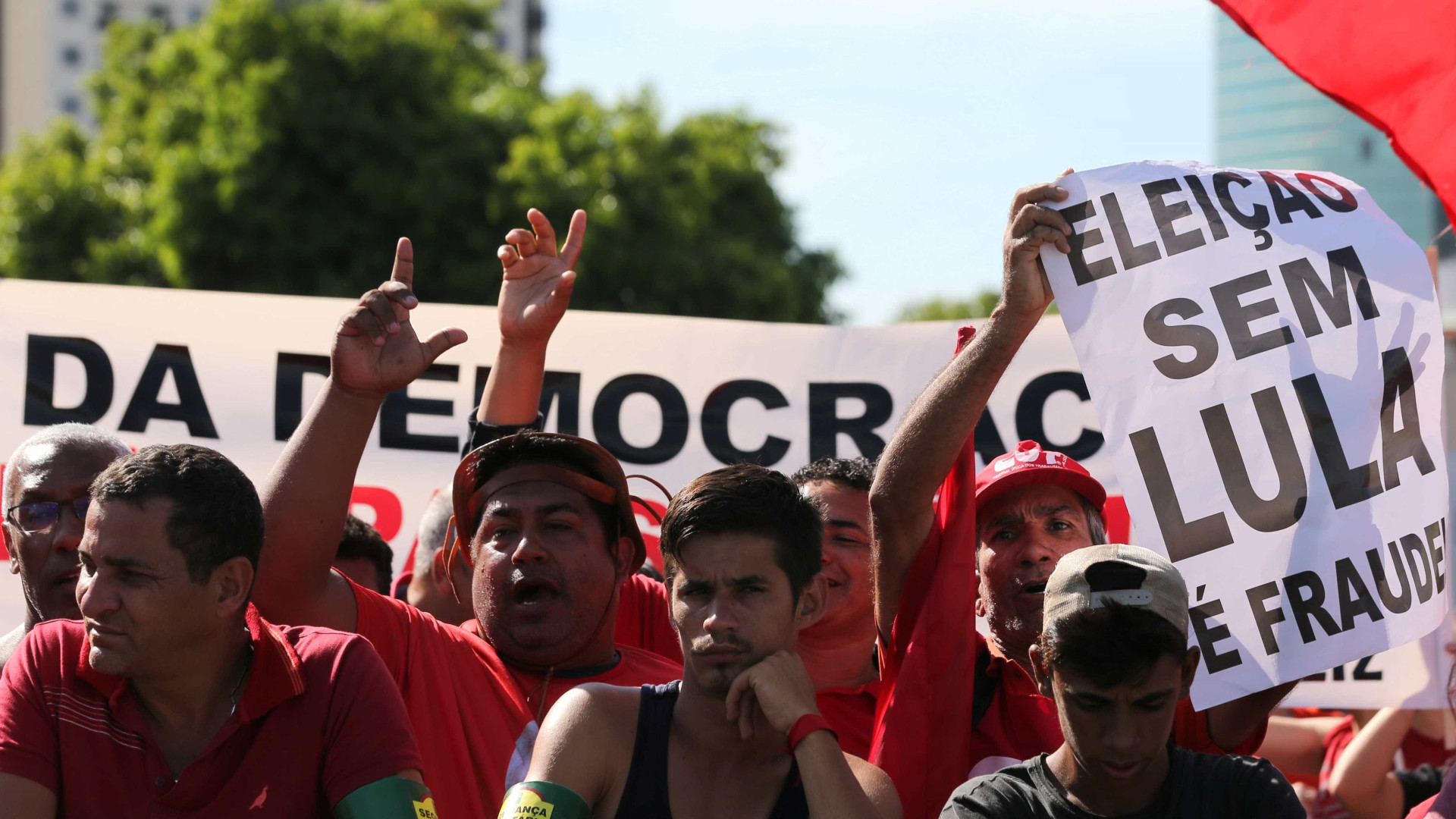 Militância pró-Lula se reveza em palco de Porto Alegre
