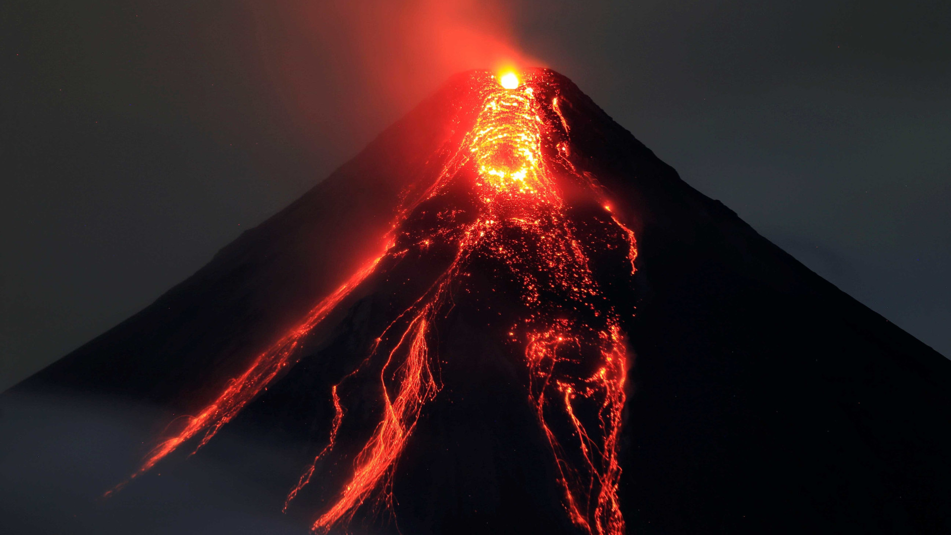 Erupção de vulcão filipino pode durar meses; 74 mil pessoas deslocadas