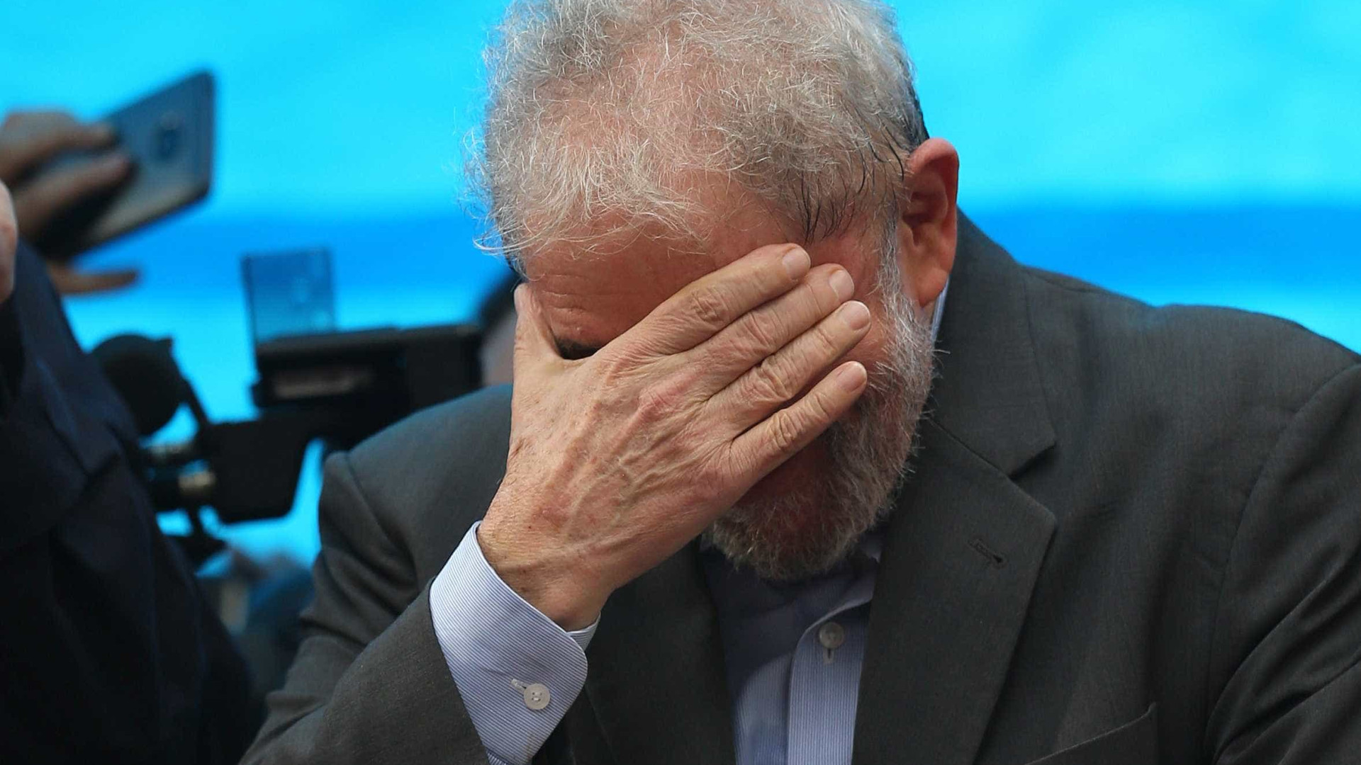 Lula tem passaporte apreendido e está impedido de deixar o Brasil