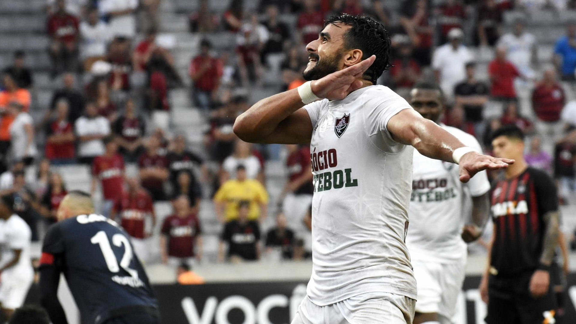 Corinthians faz proposta, e Fluminense deve perder Henrique Dourado