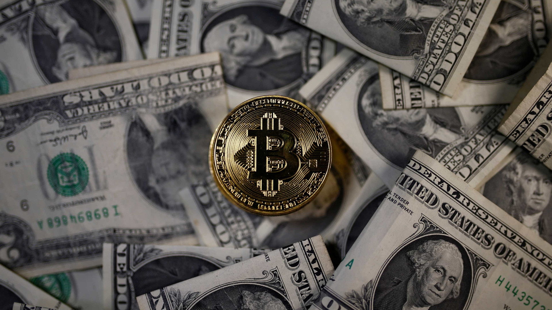 Colapso do bitcoin desencadeia fome de investidores por ouro