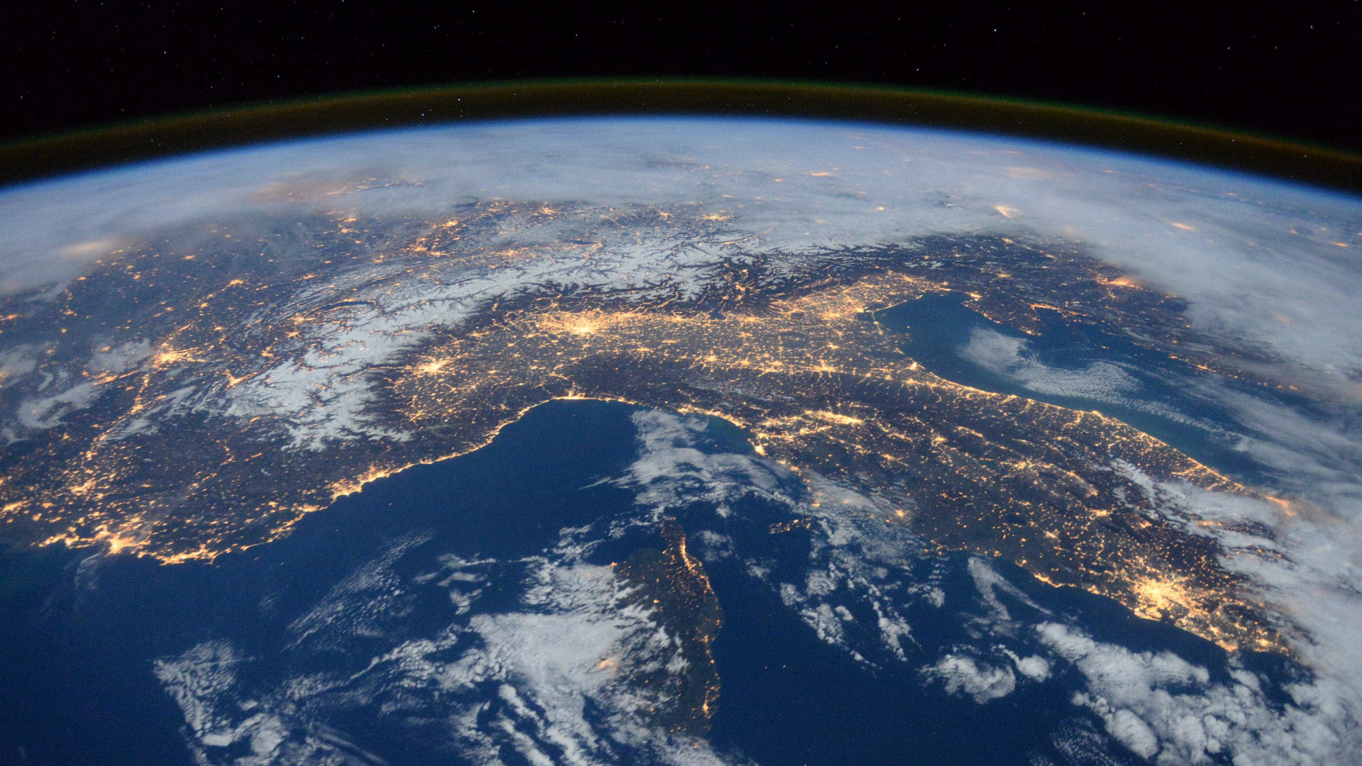 Nasa publica fotos tiradas em distância recorde da Terra