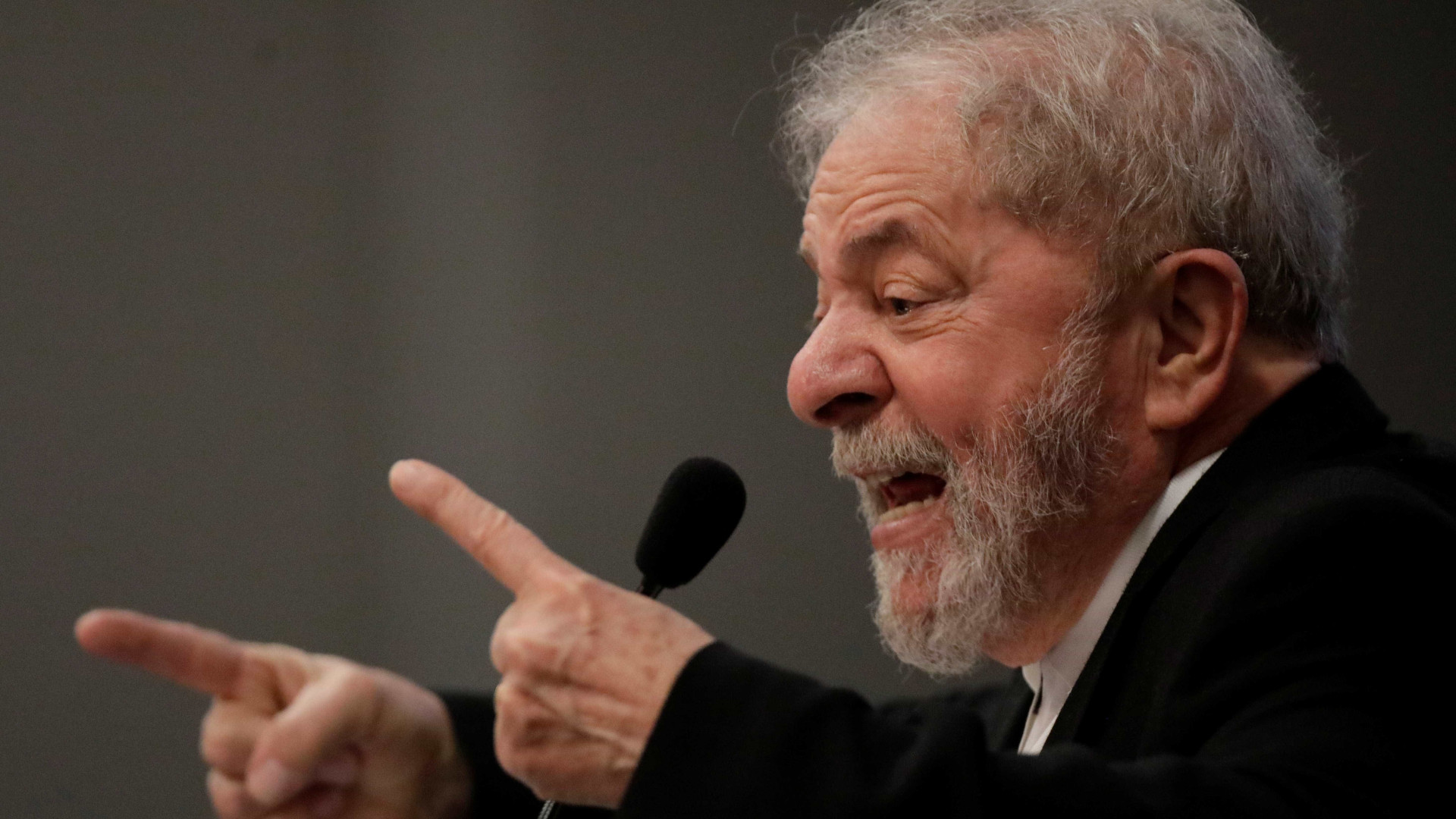 Justiça suspende interrogatório de Lula em ação sobre compra de caças	