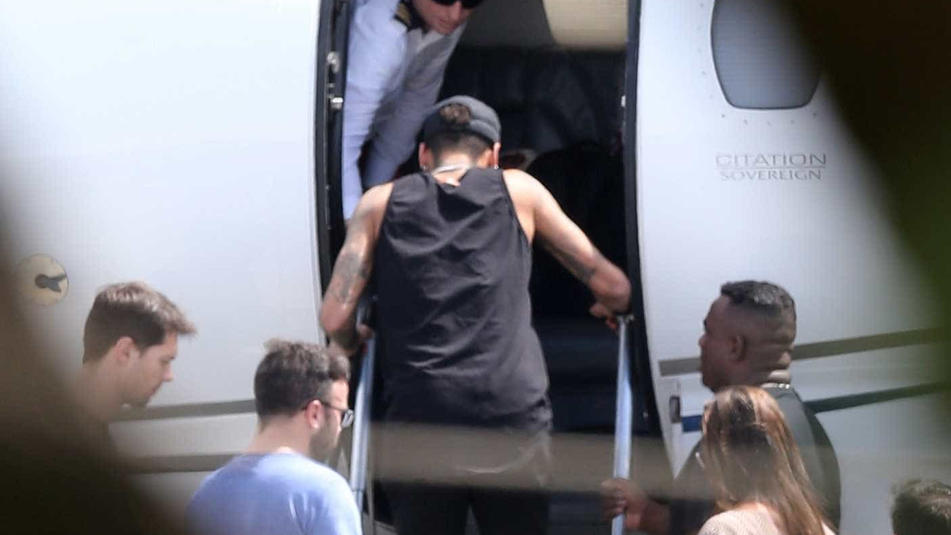 Neymar recebe alta e deixa hospital de helicóptero