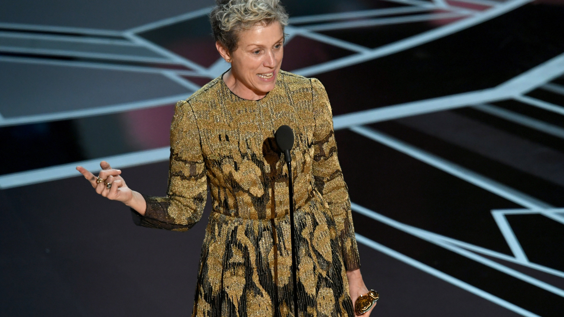 Atriz Frances McDormand perde a estatueta do Oscar, mas logo recupera