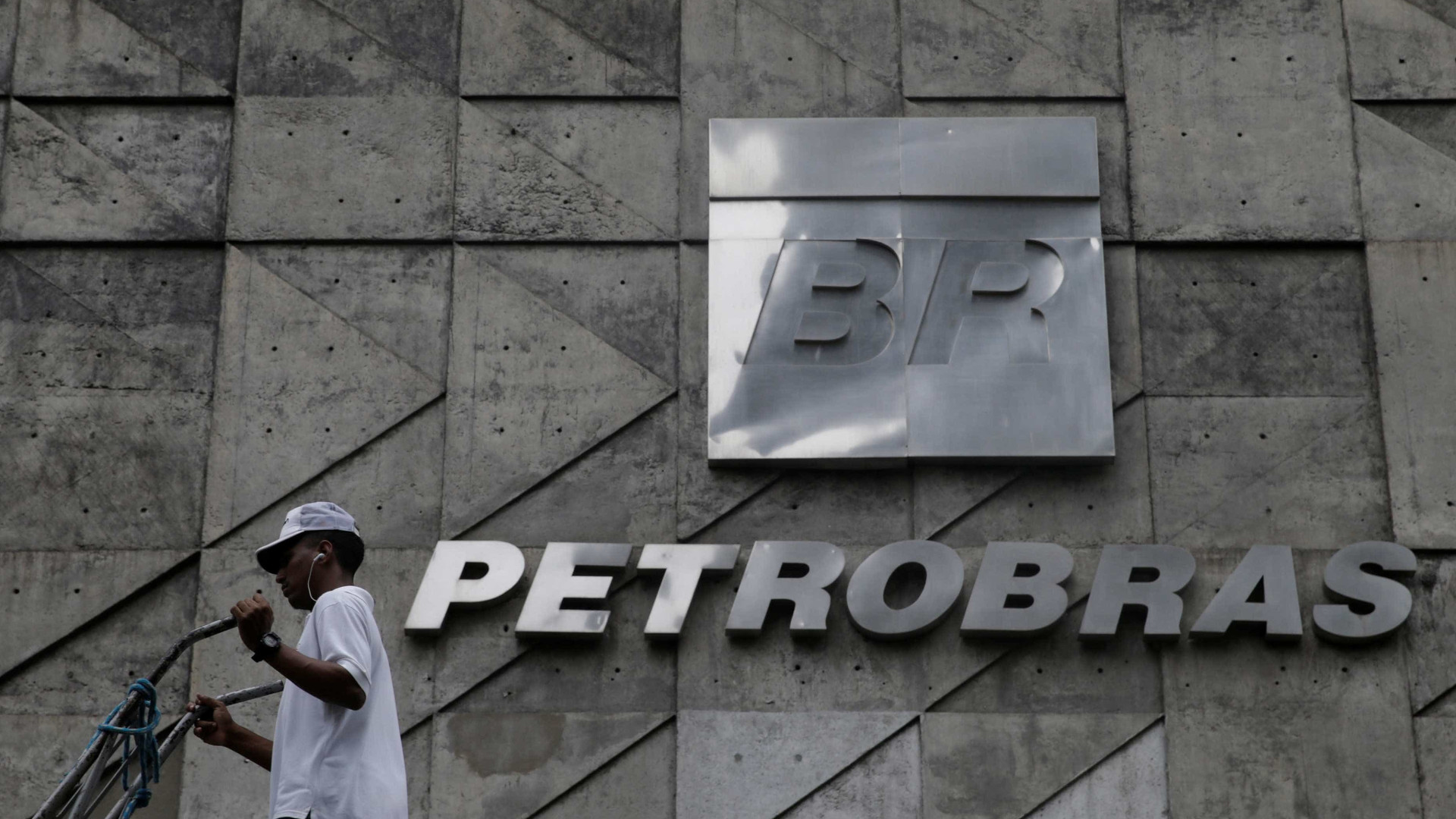 Rombo da Previdência em 2017 compraria a Petrobras