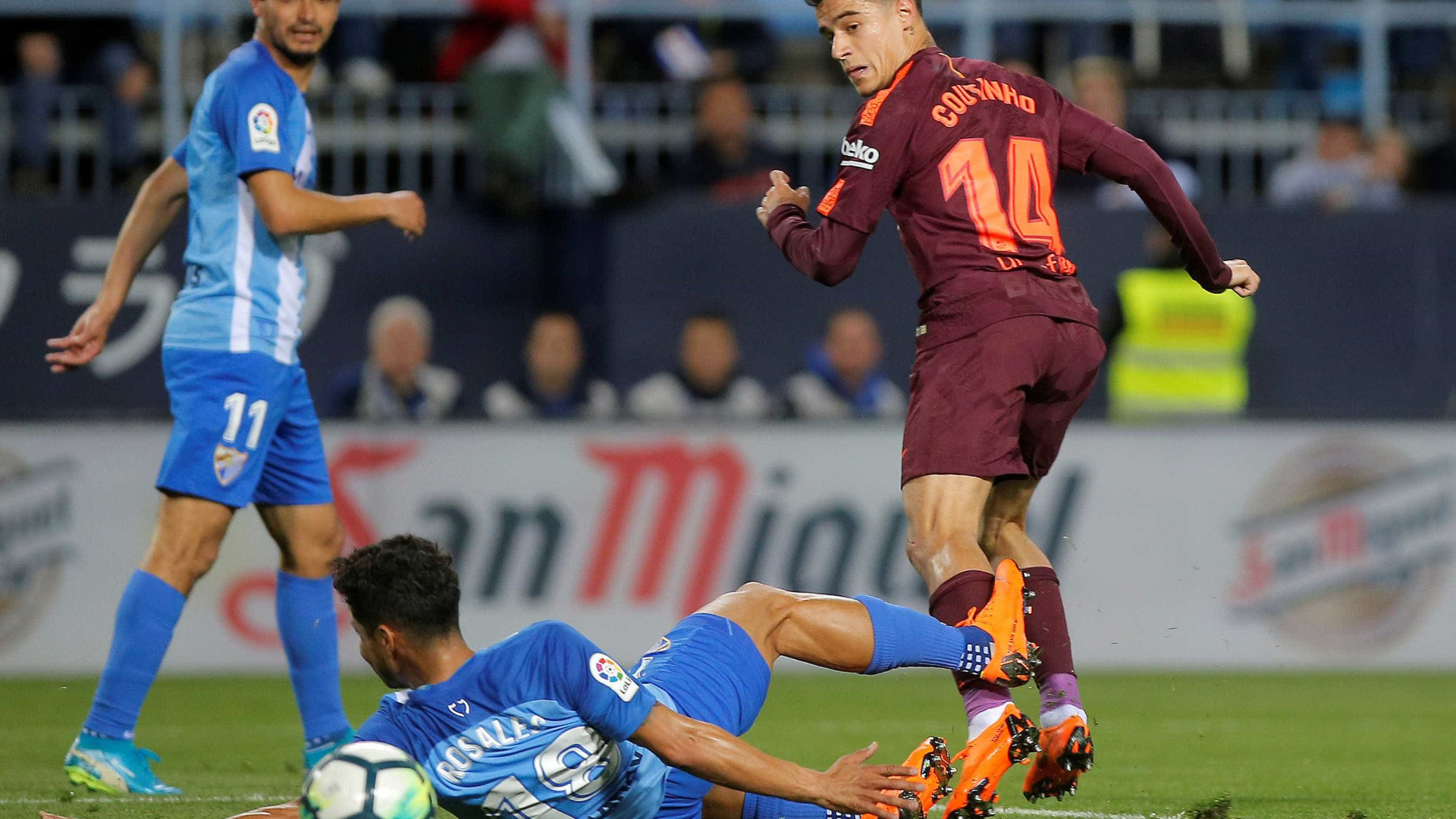 Sem Messi, Coutinho decide com gol de letra e Barcelona vence Málaga