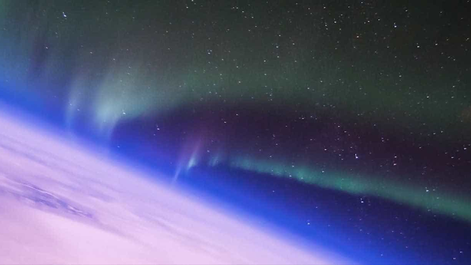 Piloto da força aérea capta belas imagens de aurora boreal