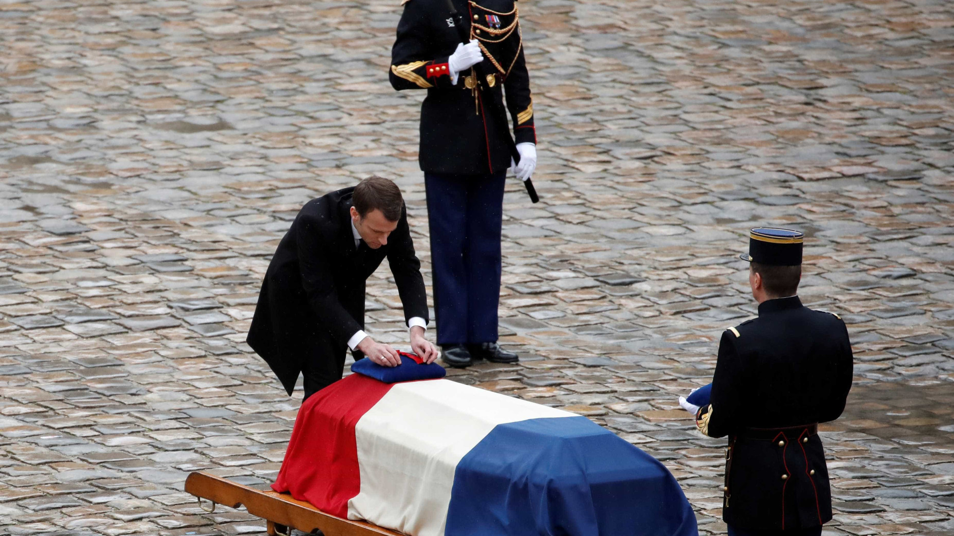 França presta homenagem a policial 'herói' morto em ataque