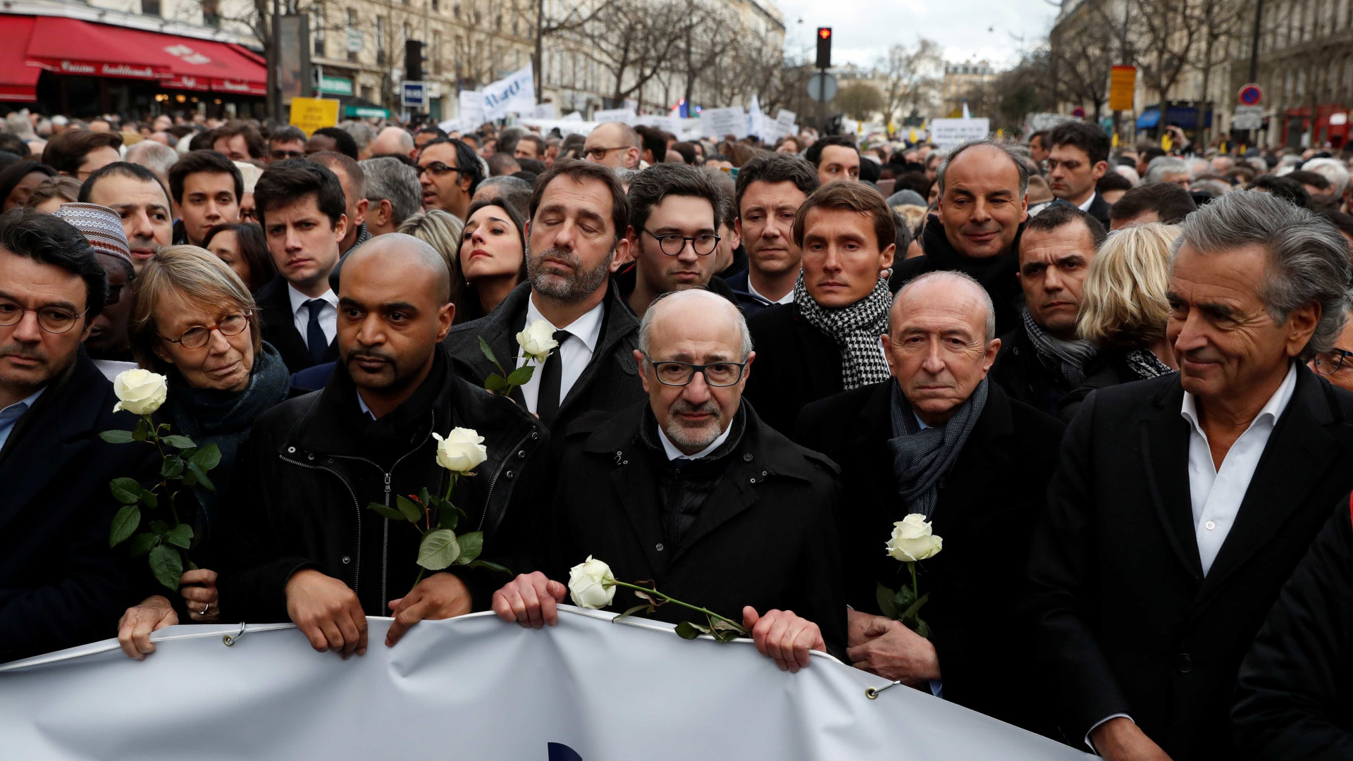 Enterro de judia assassinada expõe divisão da França