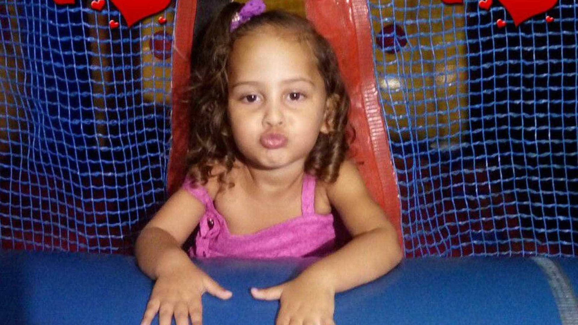 Menina de 2 anos morre com tiro na cabeça após tentativa de assalto
