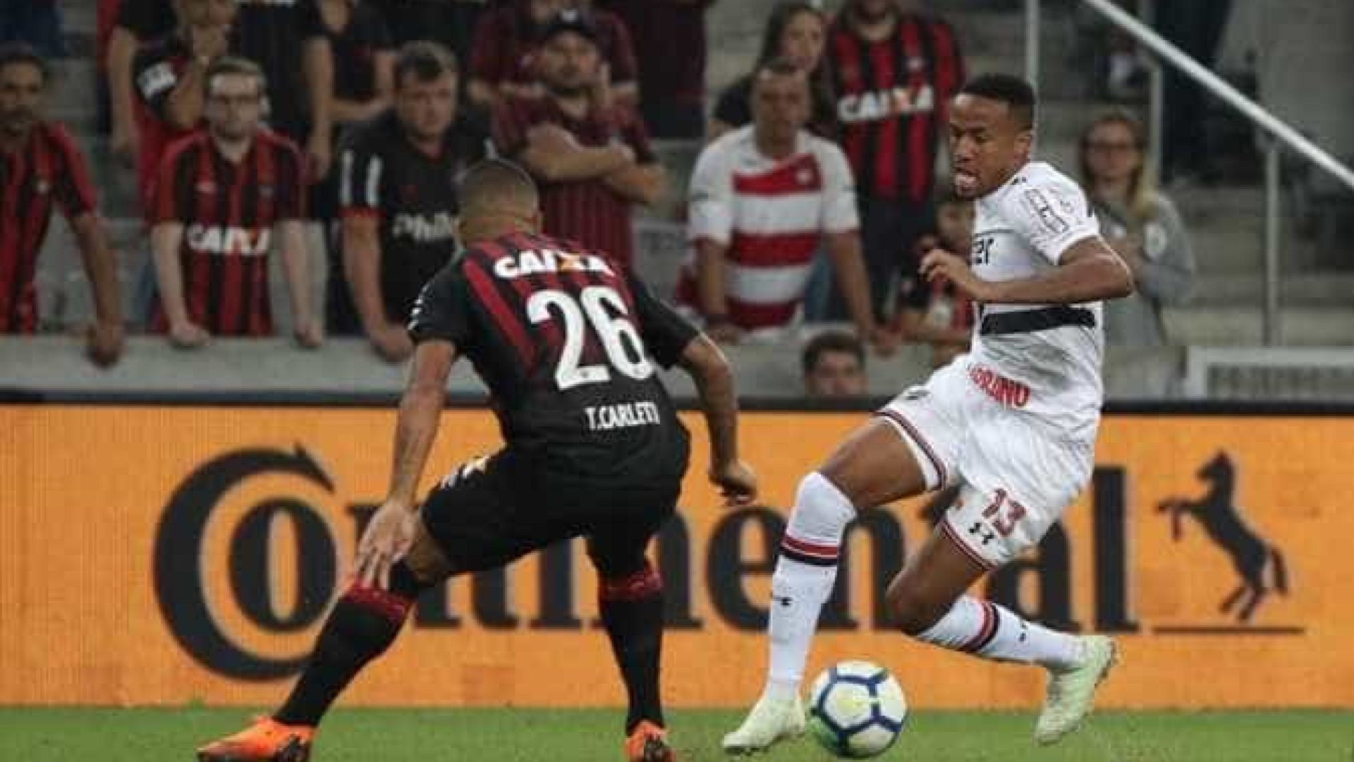 Com falhas defensivas, São Paulo é derrotado pelo Atlético-PR