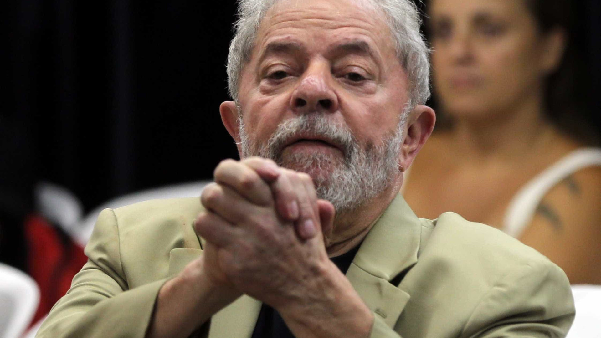 Lula quer 'resistência pacífica' e cogita não se entregar à PF
