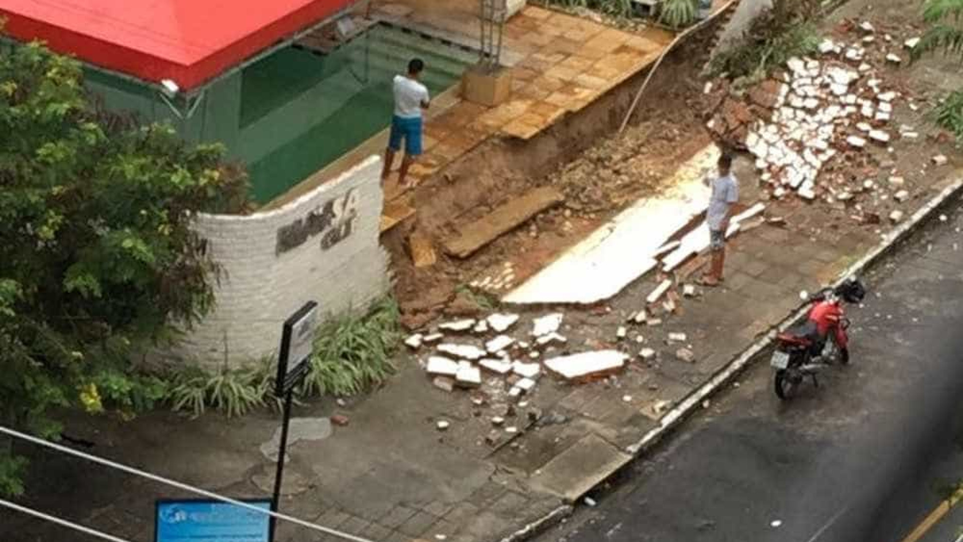 Menina é resgata após deslizamento no Recife