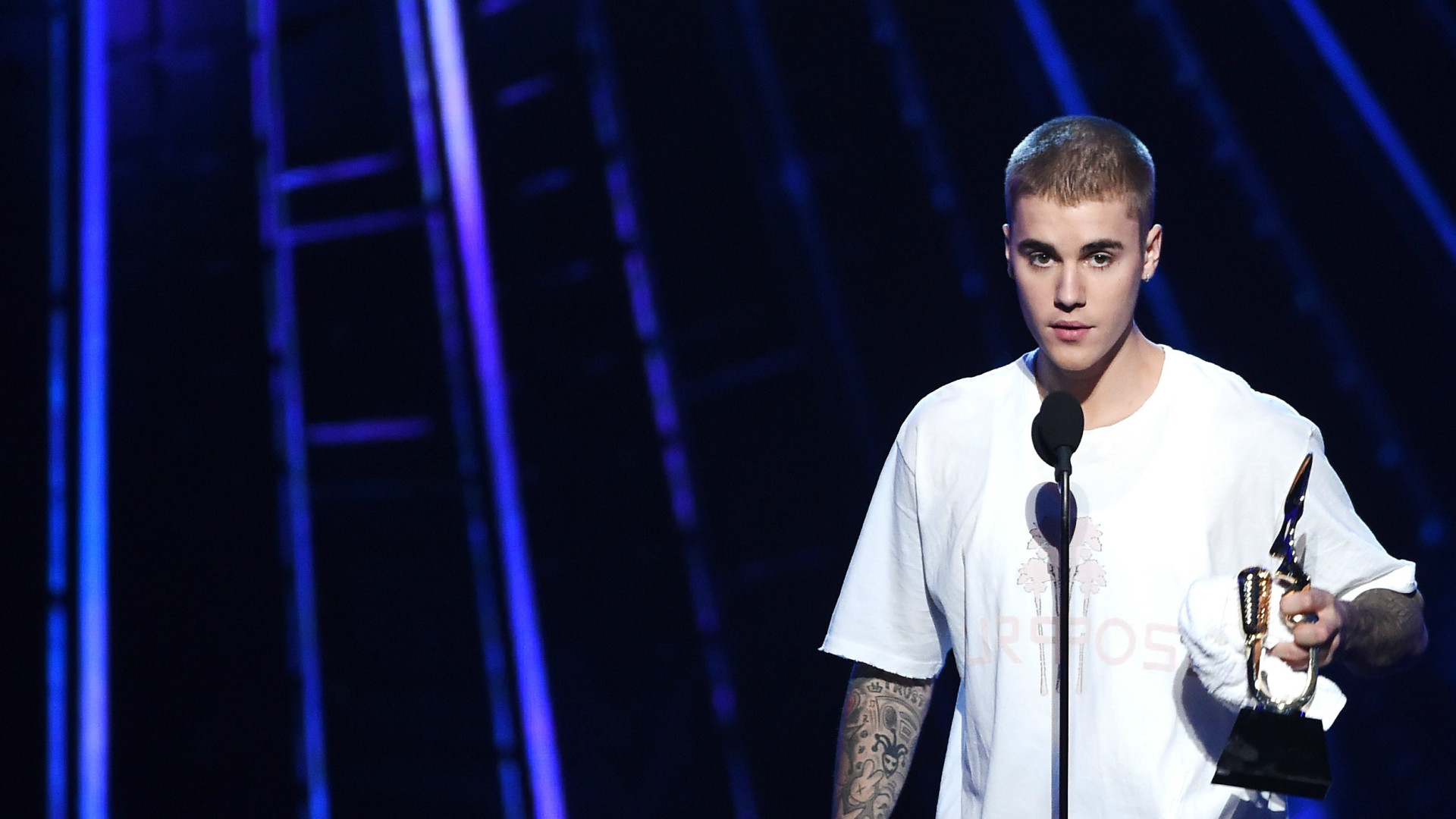 Bieber canta e escreve mensagem gospel: 'Amor de Deus não tem medida'