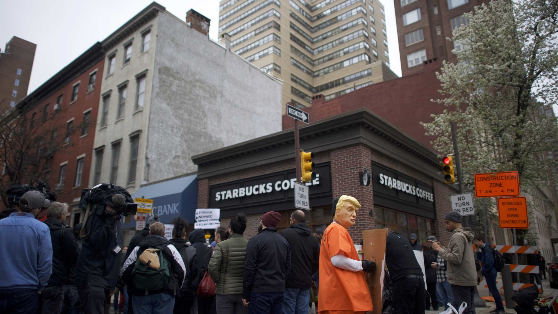 Prisão de homens negros no Starbucks gera protestos nos EUA