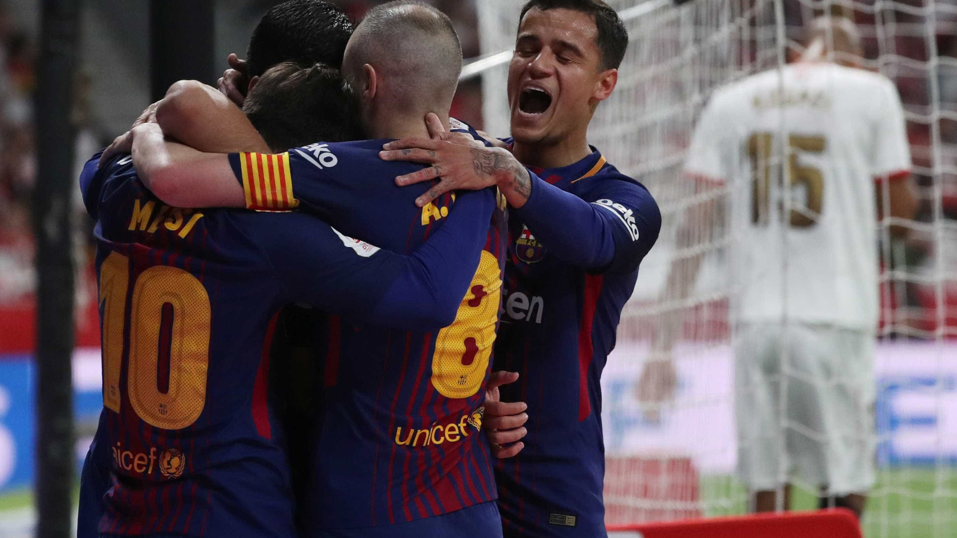 Com gol de Coutinho, Barça massacra Sevilla e conquista Copa do Rei