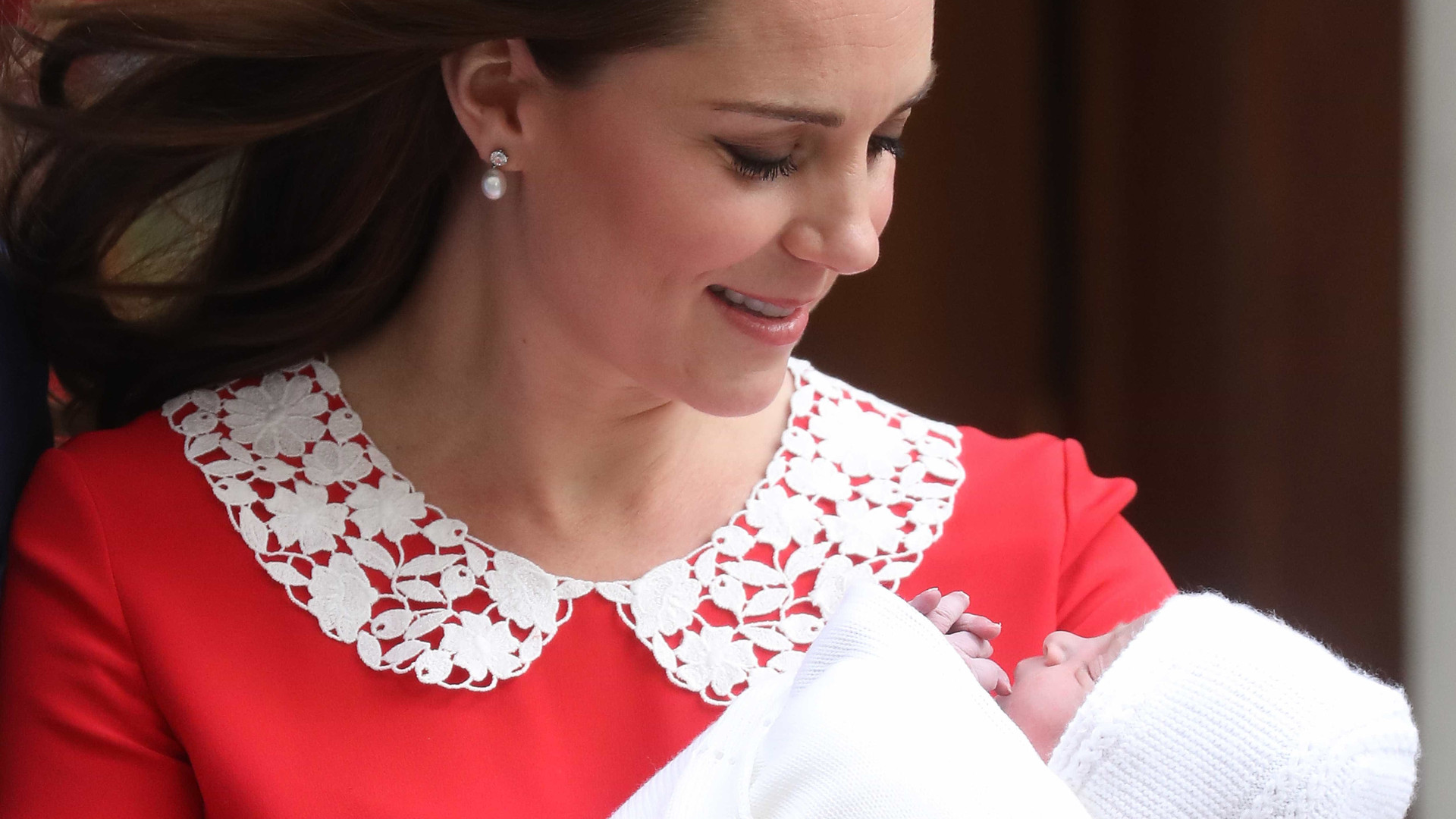 Kate aparece com o bebê real em público pela primeira vez após parto