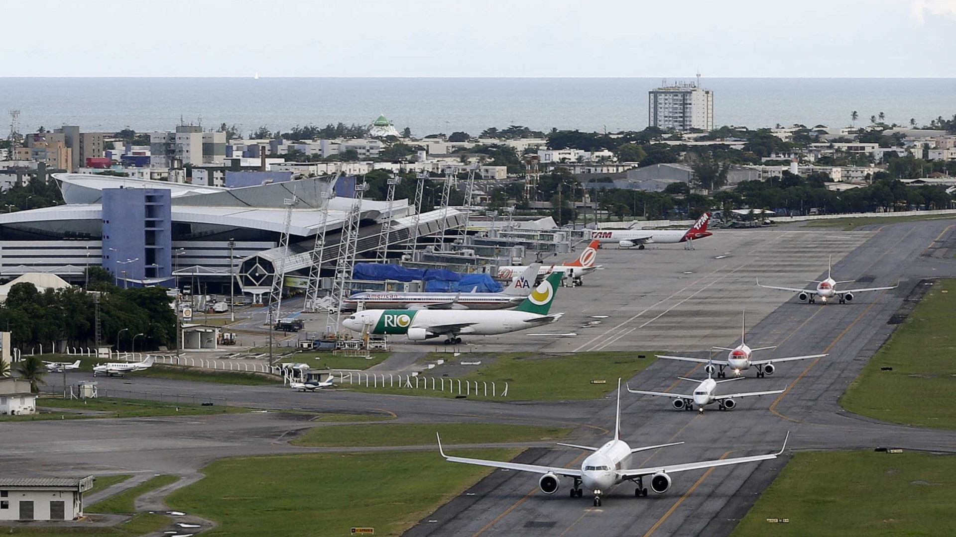 Avião colide com pássaro e fica mais de 1h sobrevoando o Recife