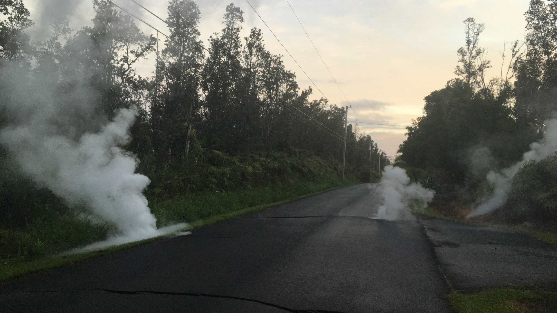 Vídeo mostra lava de vulcão jorrando de rua no Havaí; veja