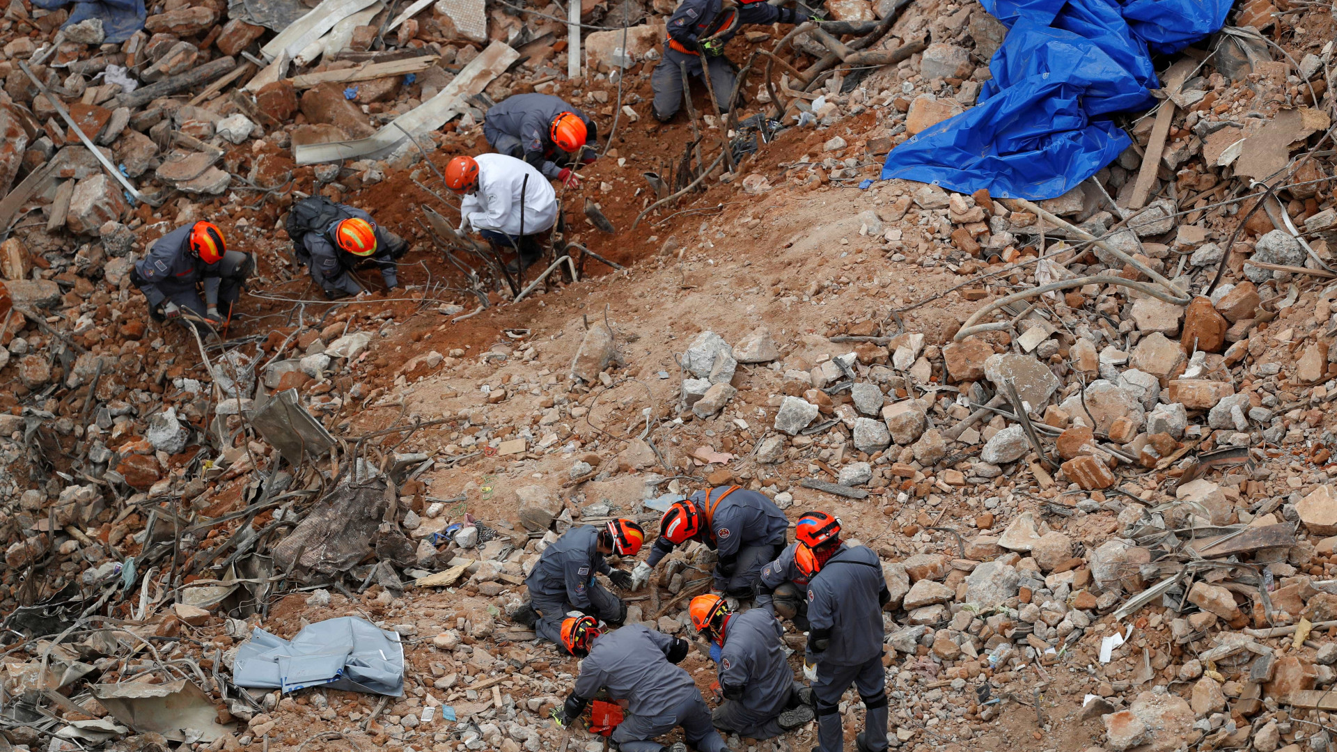 Bombeiros encontram novos restos mortais nos escombros de prédio em SP
