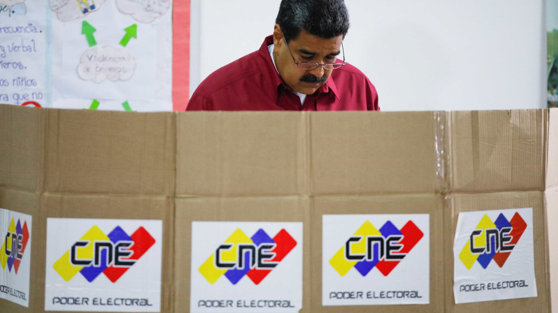 Maduro vota em eleições e nega que Venezuela seja ditadura