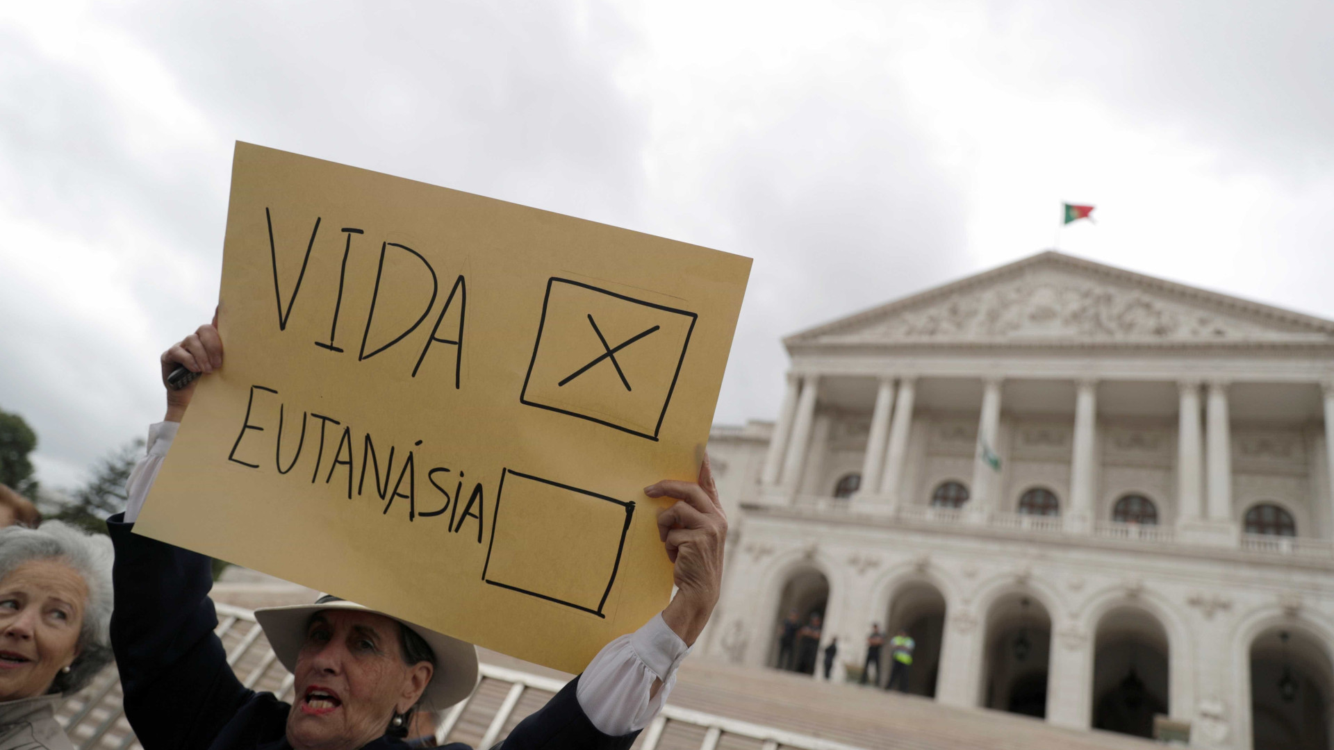Proposta para permitir eutanásia não é aprovada em Portugal