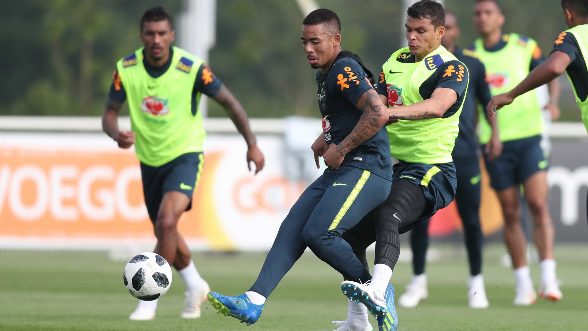 Tite observa opções táticas em treino da seleção brasileira