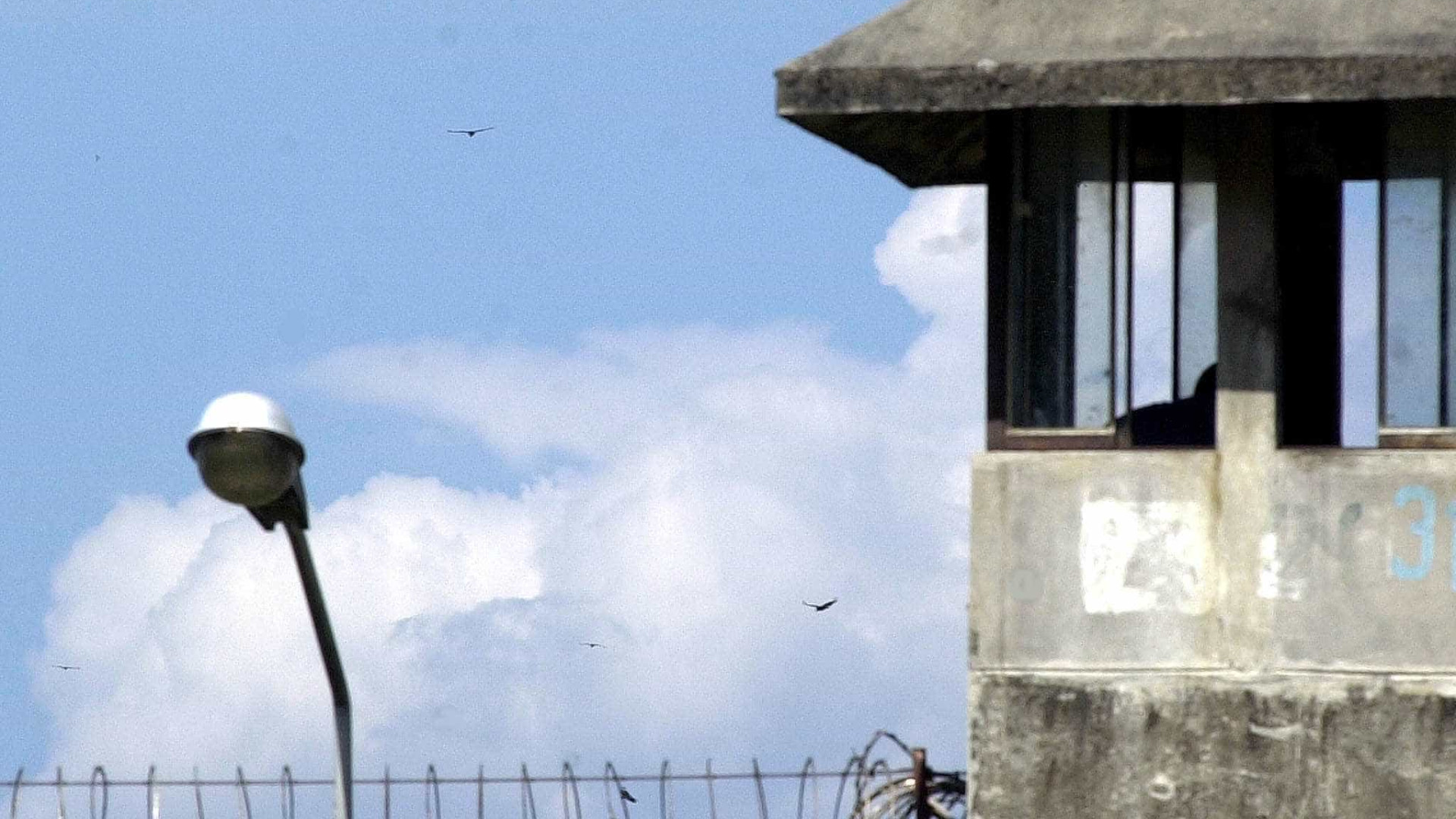 Quase 100 detentos são transferidos de Benfica para complexo de Bangu