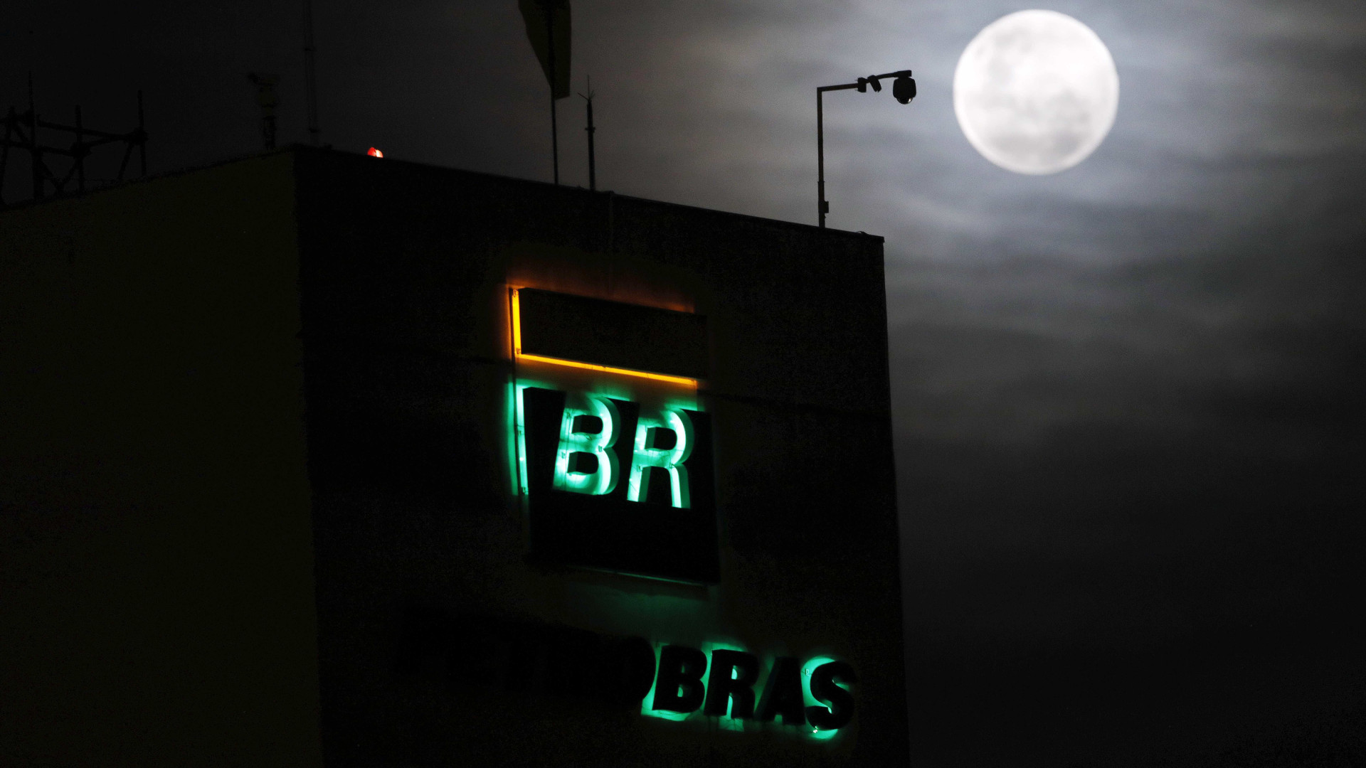 Petrobras sinaliza rever reajustes diários da gasolina; governo nega